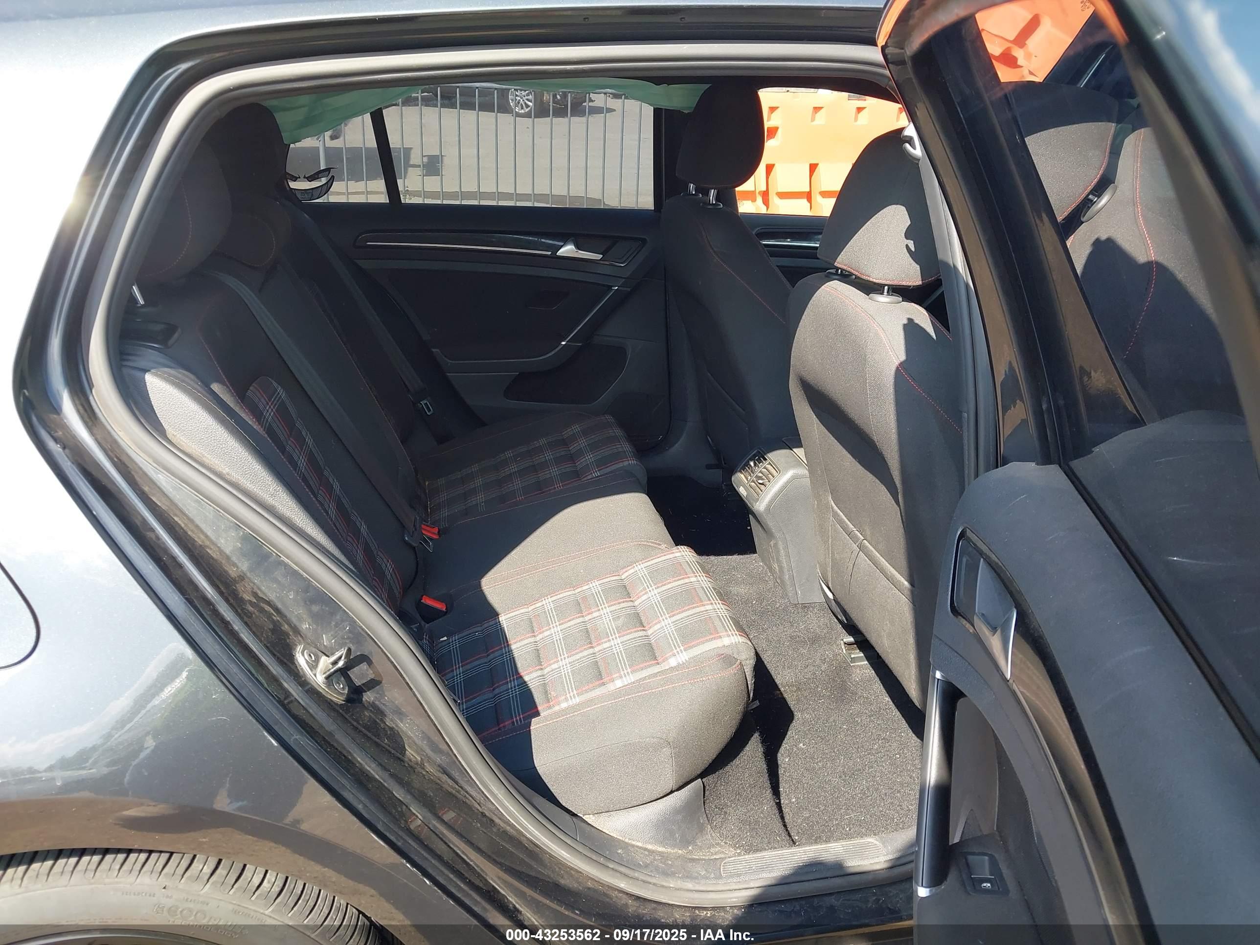 VOLKSWAGEN GOLF image 8