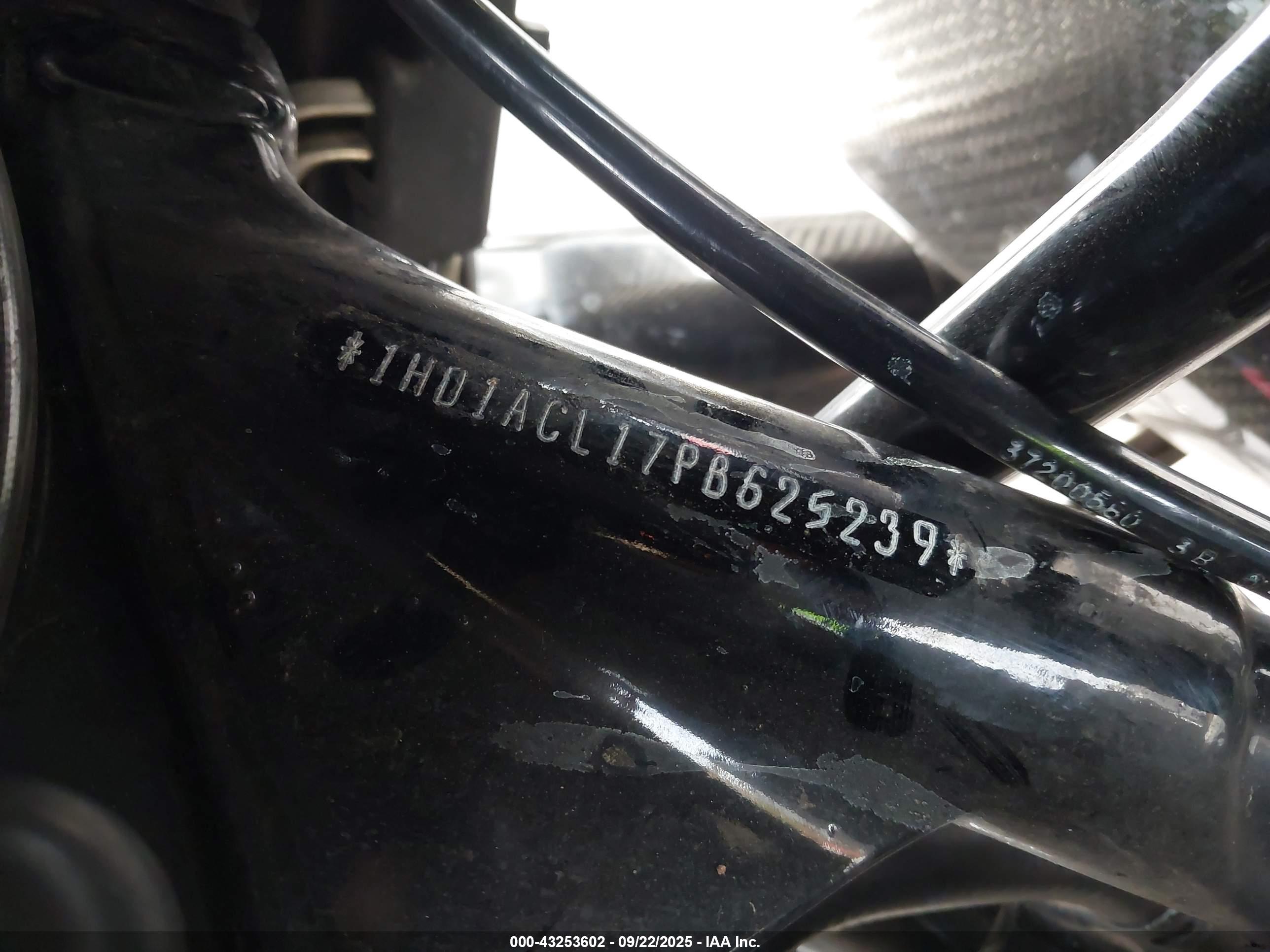 HARLEY-DAVIDSON FLTRXST image 10