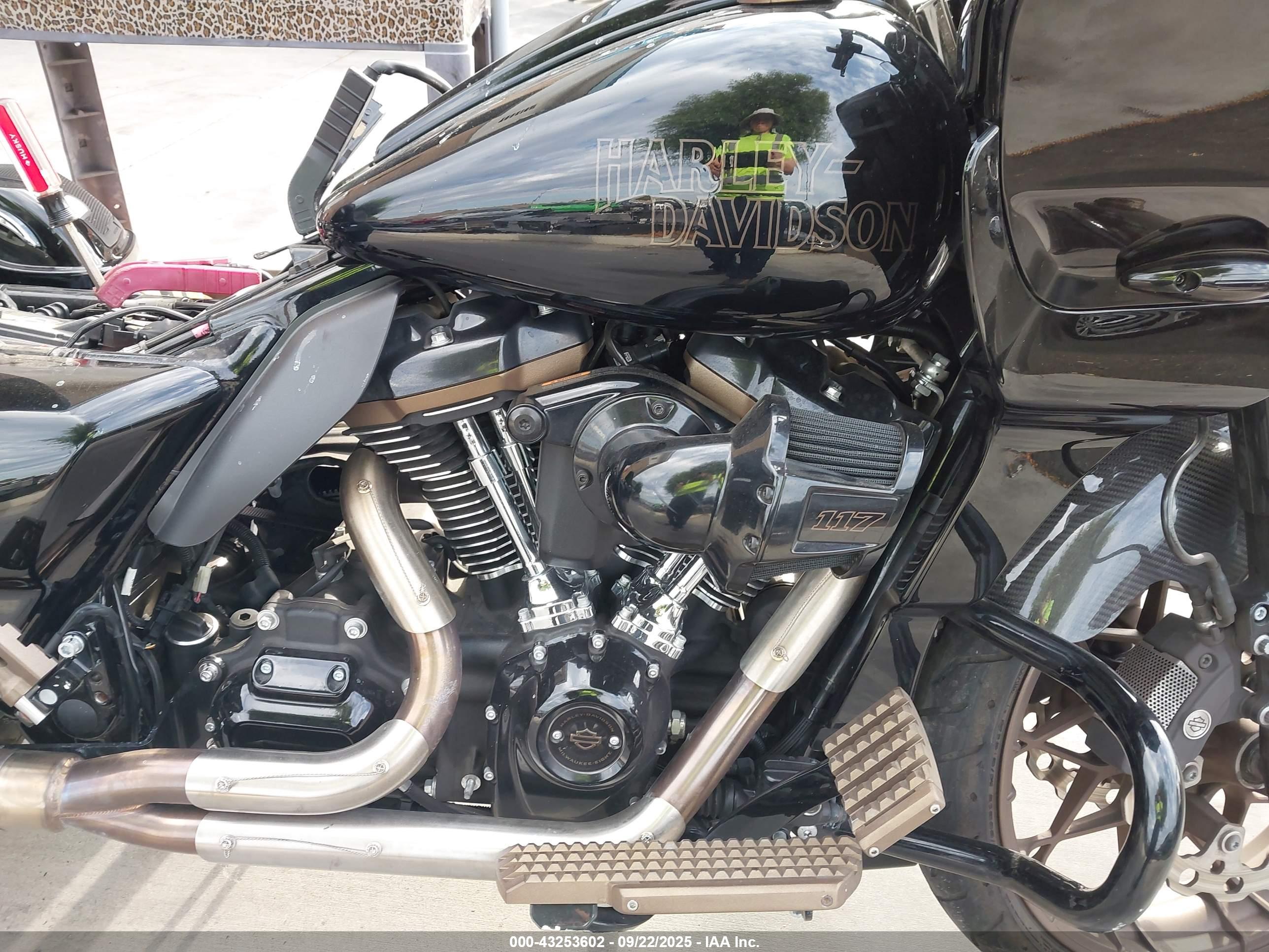 HARLEY-DAVIDSON FLTRXST image 8
