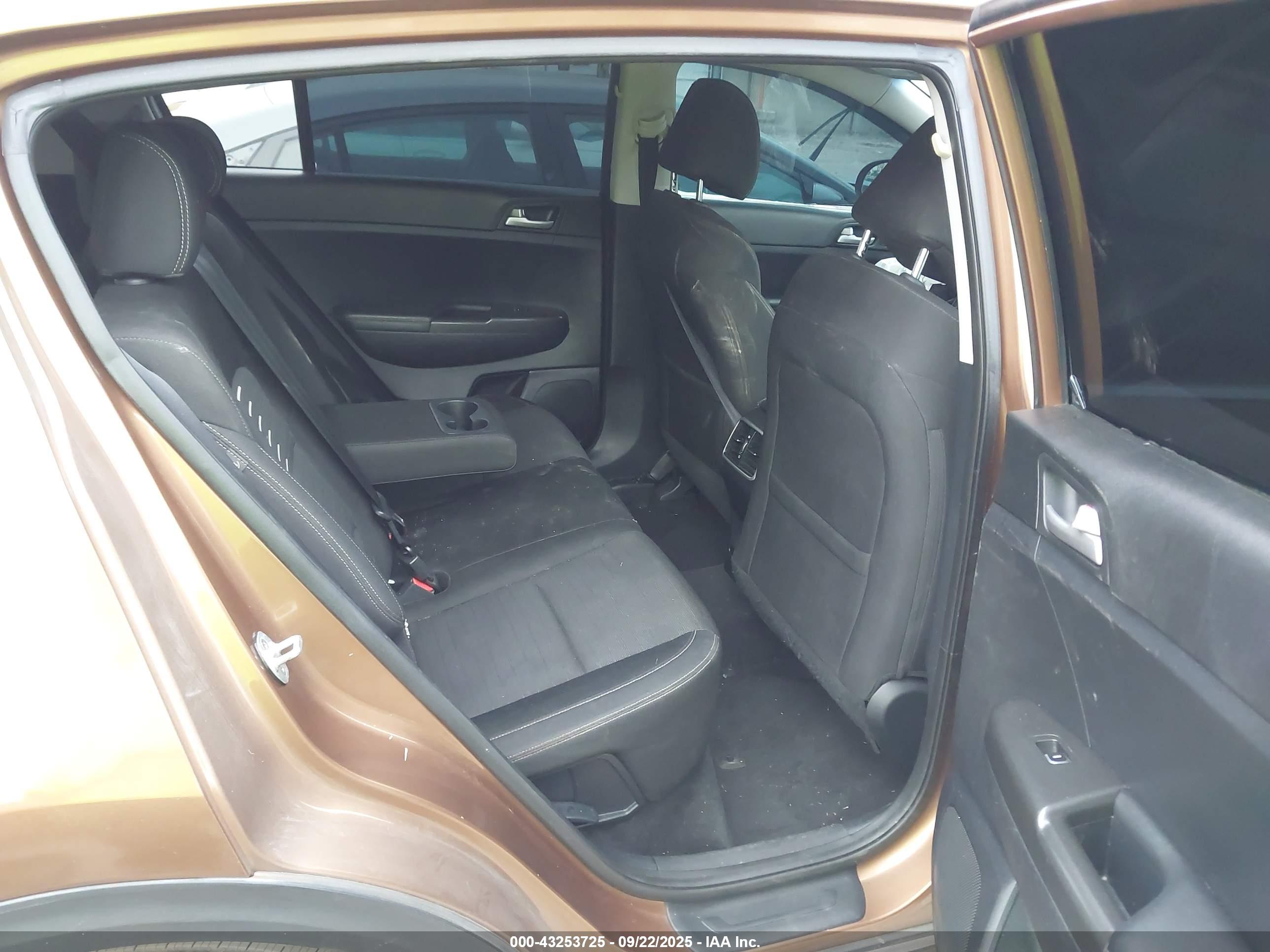 KIA SPORTAGE image 8