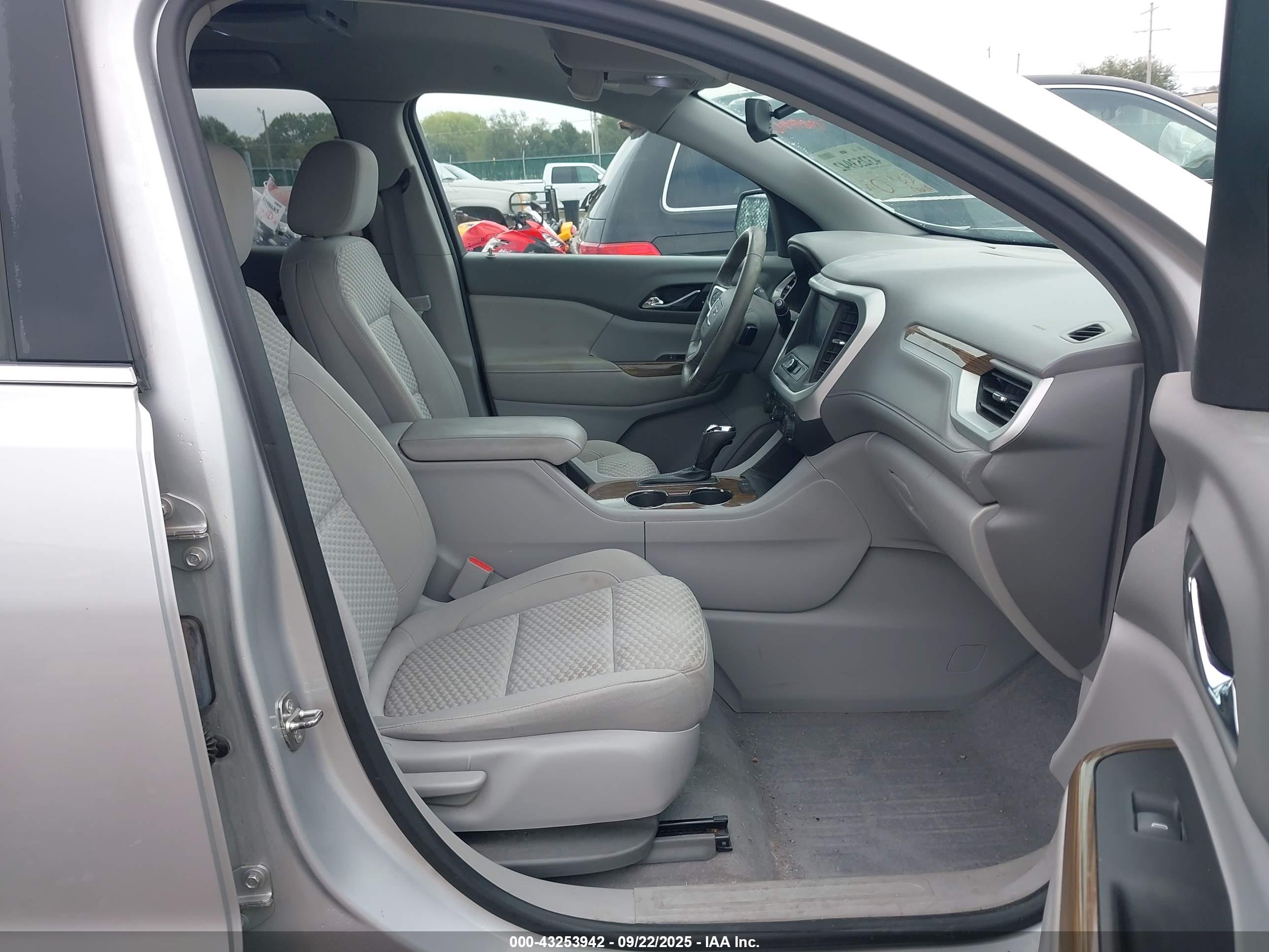 GMC ACADIA image 5