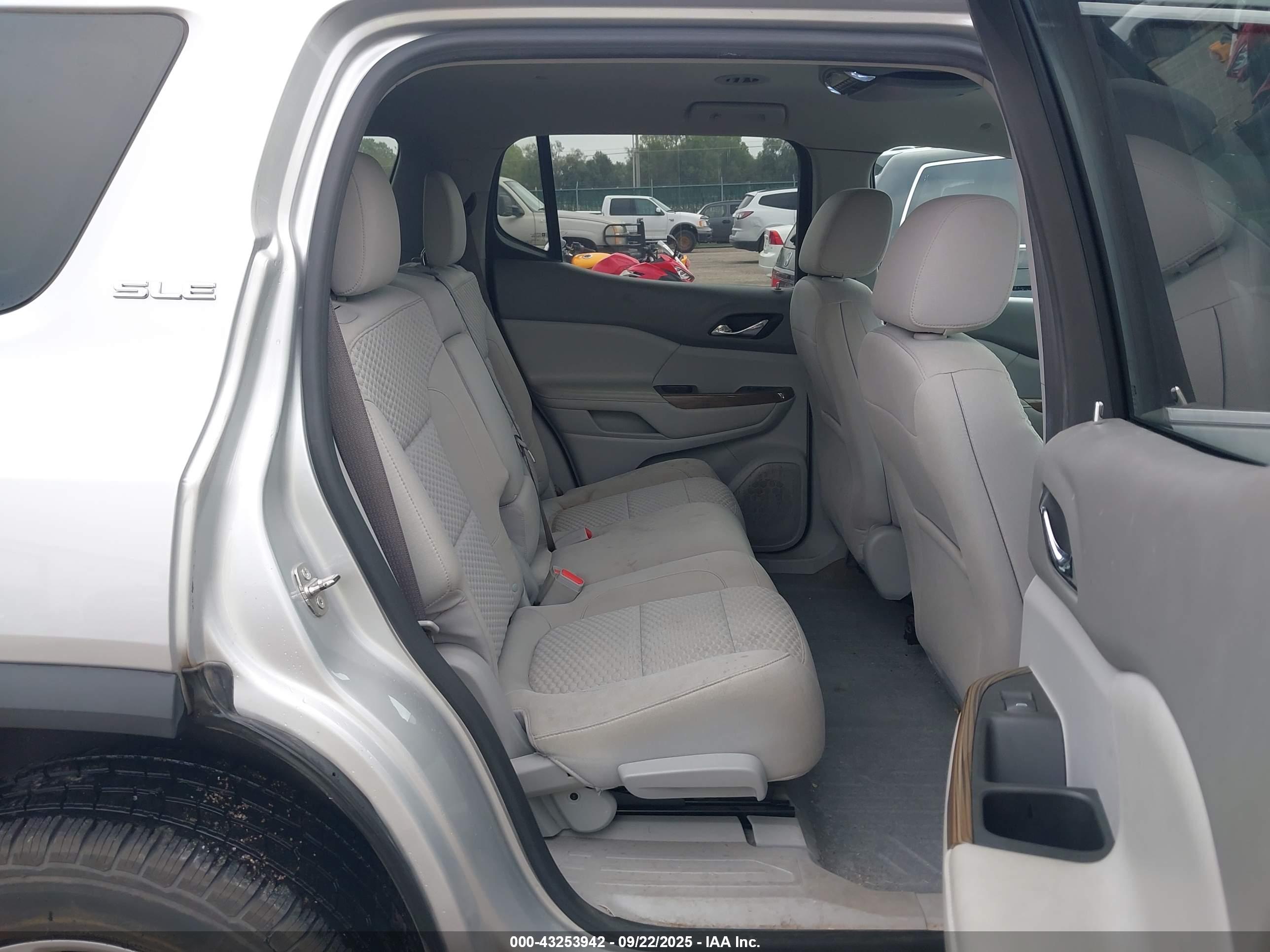GMC ACADIA image 8
