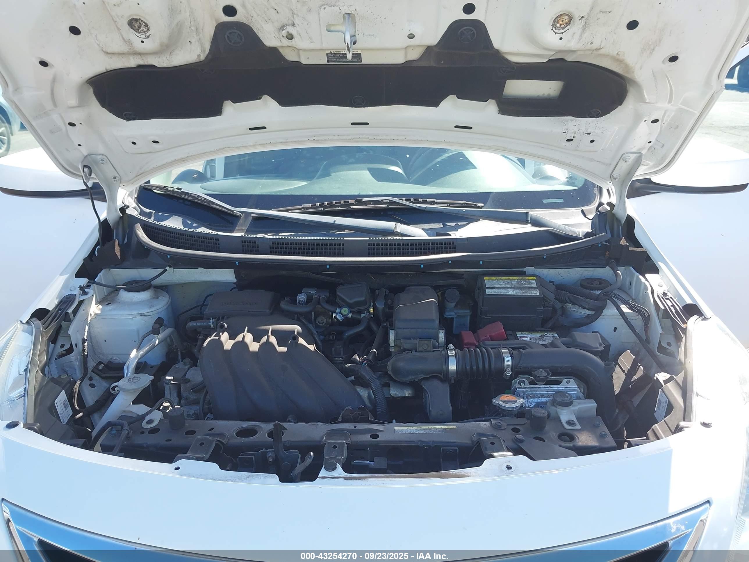 NISSAN VERSA image 10