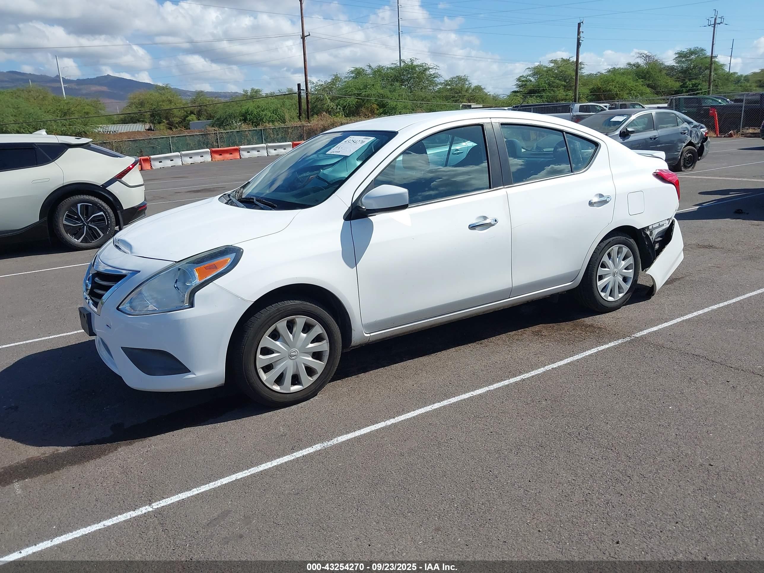NISSAN VERSA image 2