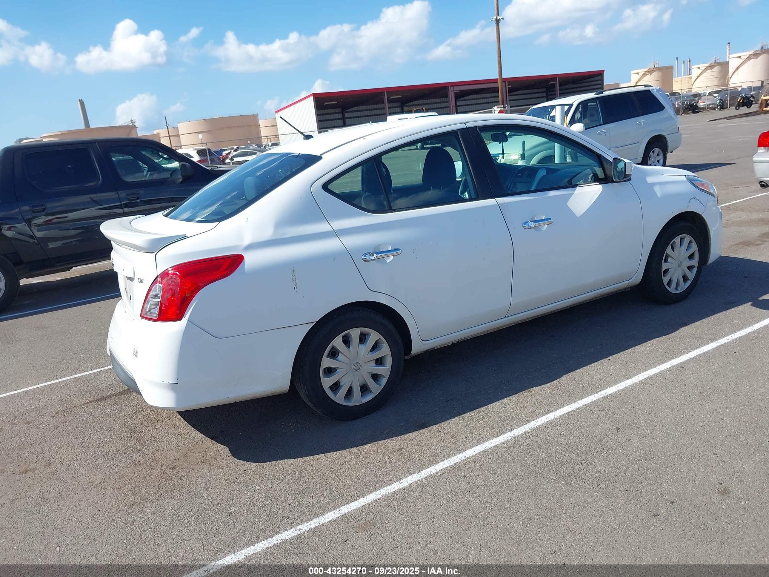 NISSAN VERSA image 4