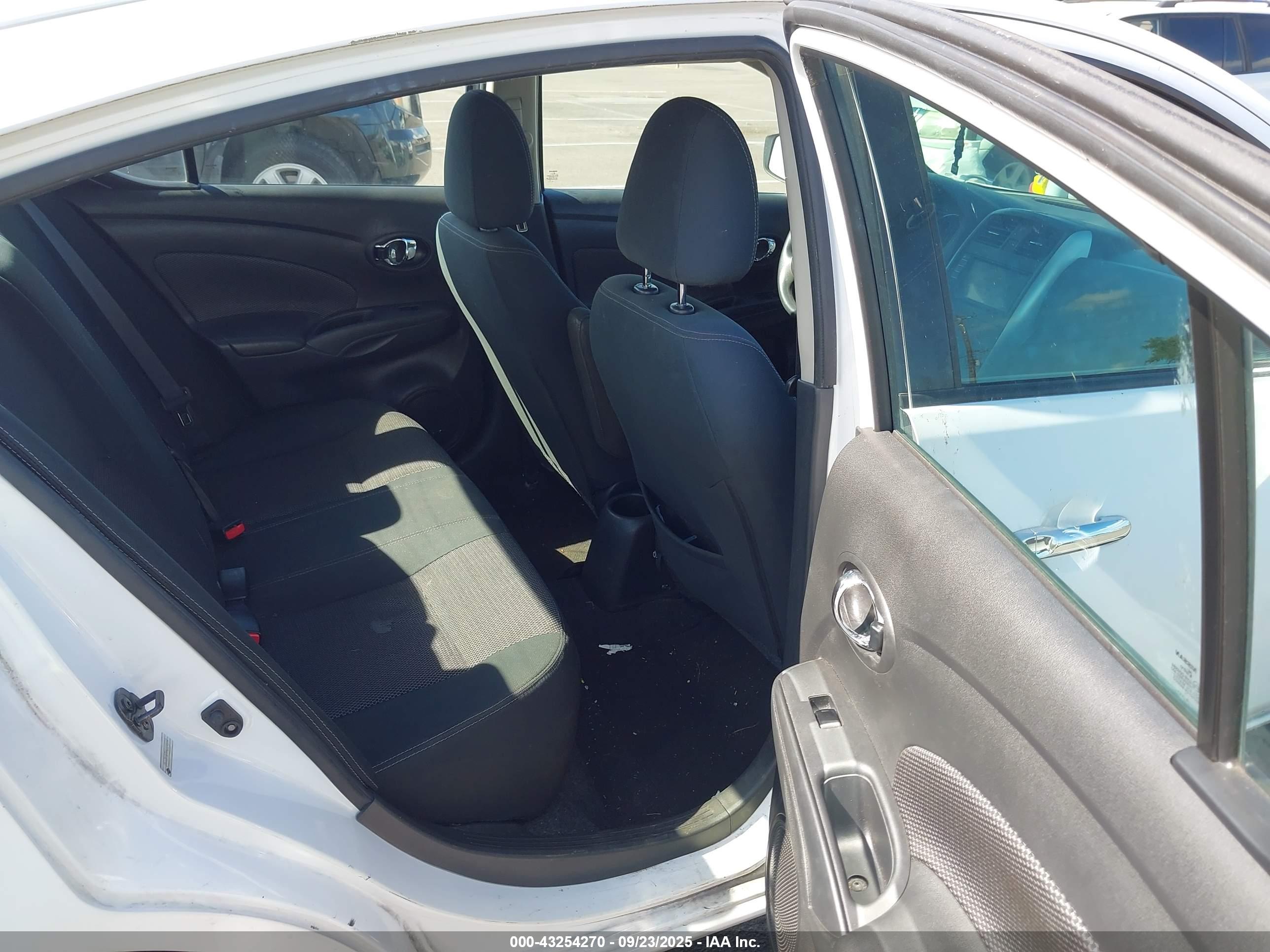 NISSAN VERSA image 8