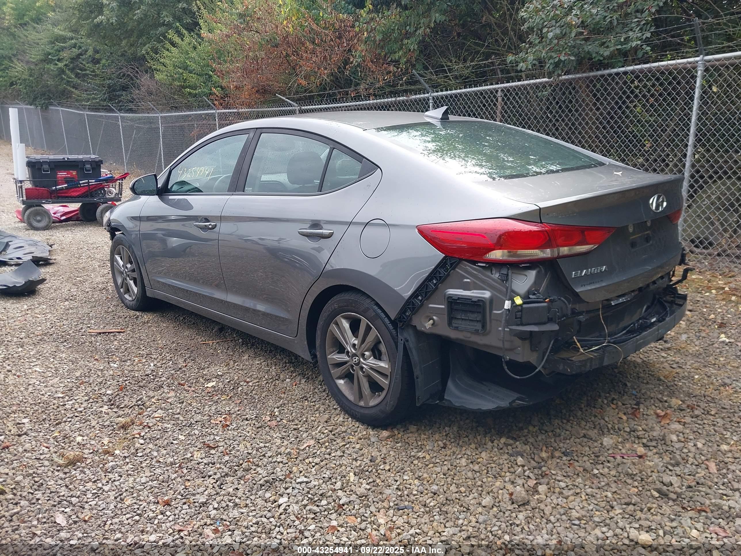 HYUNDAI ELANTRA image 3