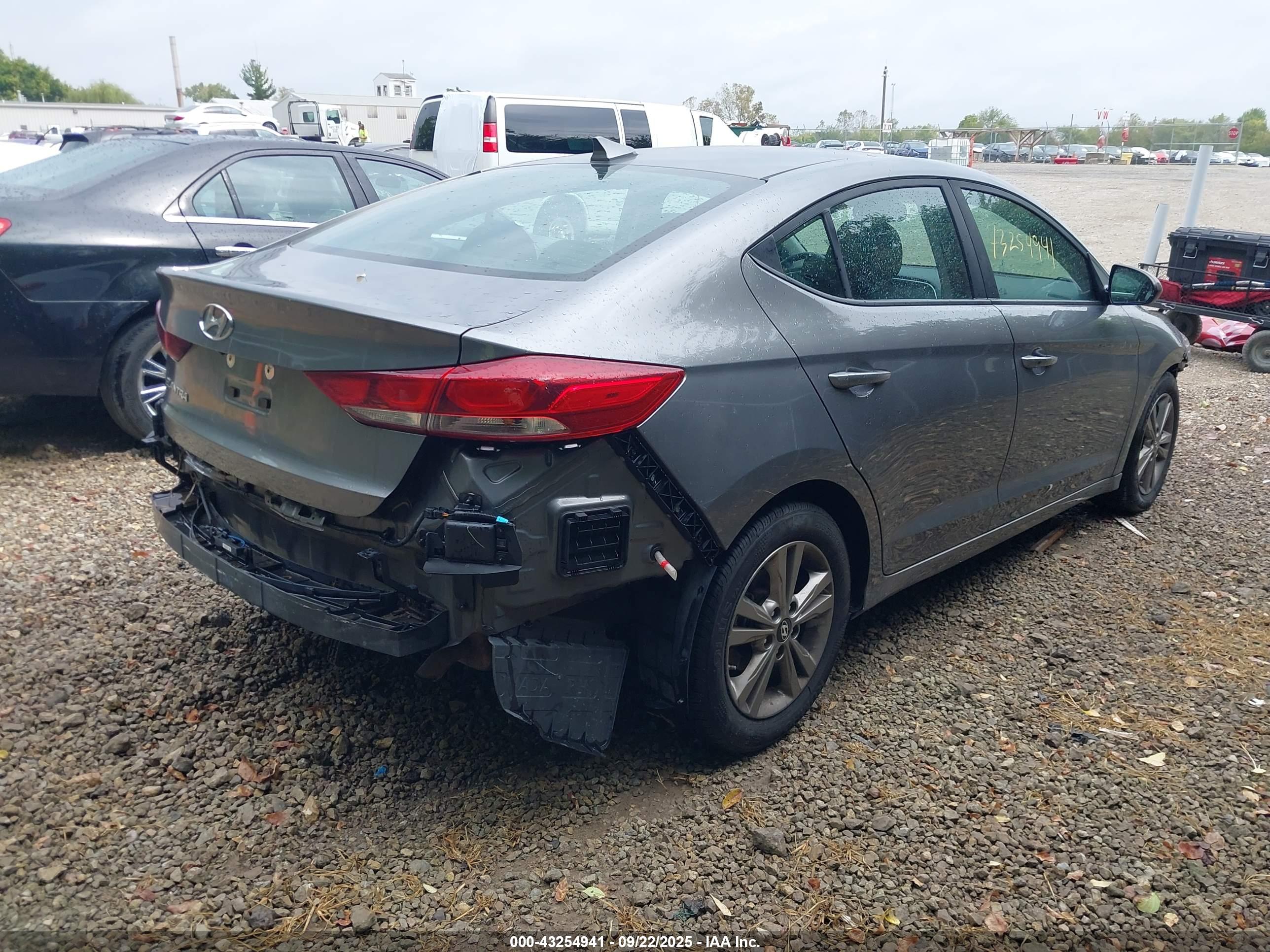 HYUNDAI ELANTRA image 4