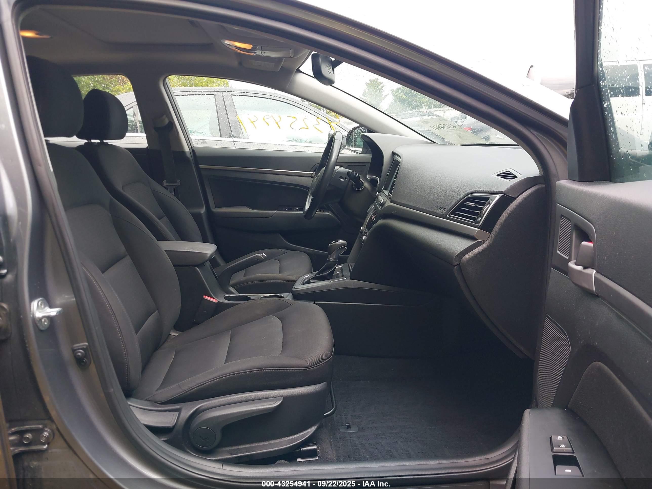 HYUNDAI ELANTRA image 5