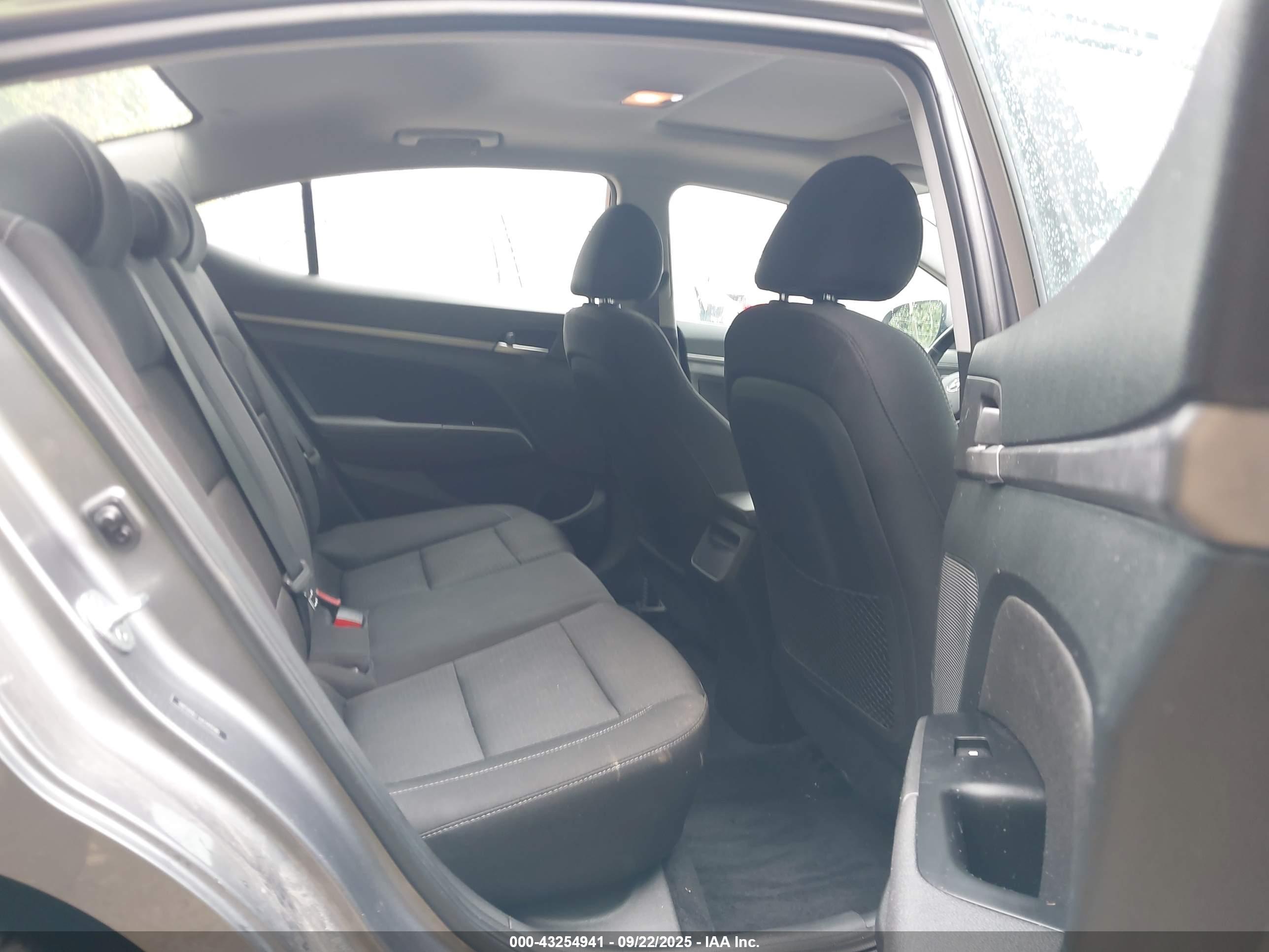 HYUNDAI ELANTRA image 8