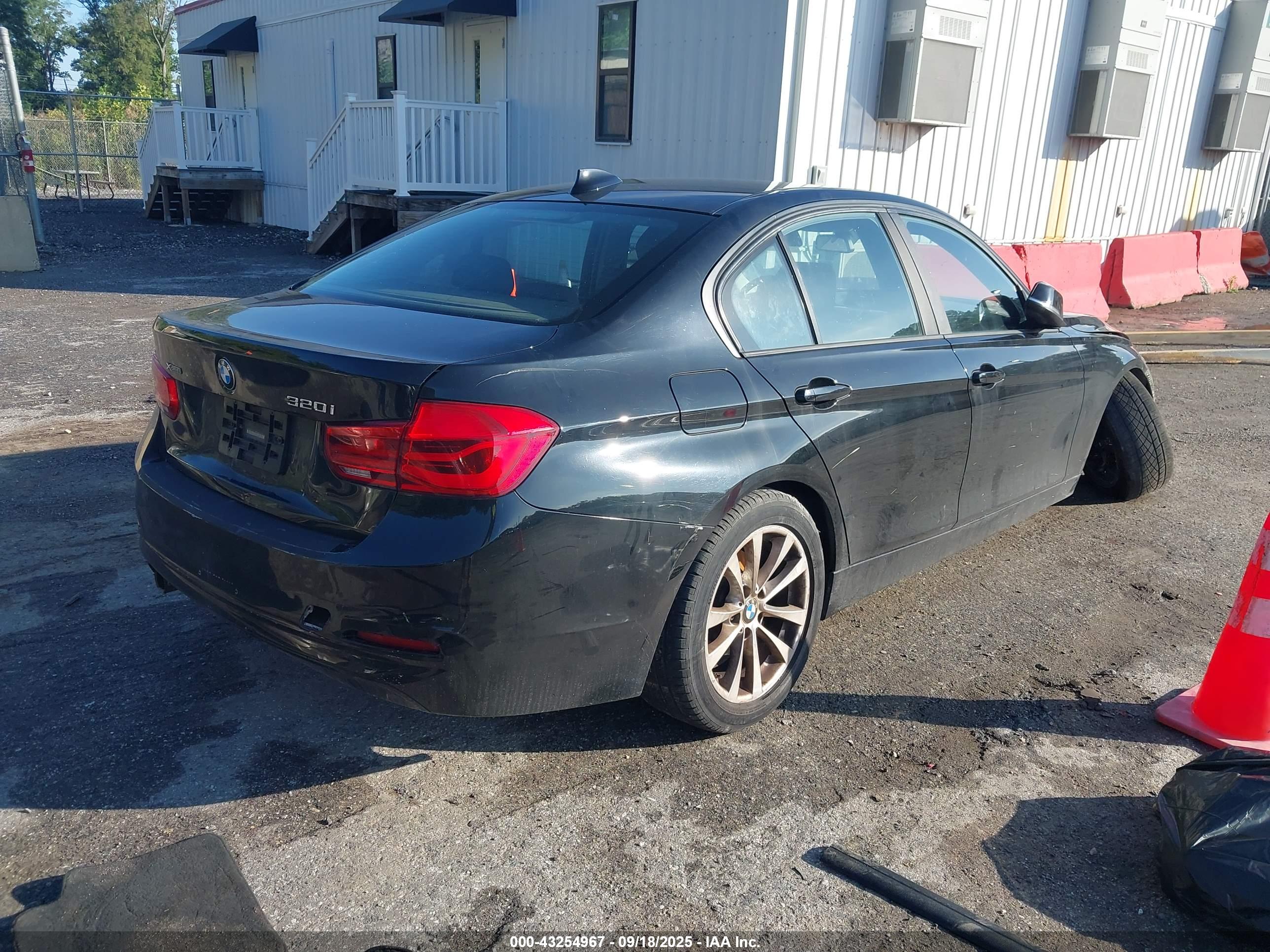 BMW 320I image 4