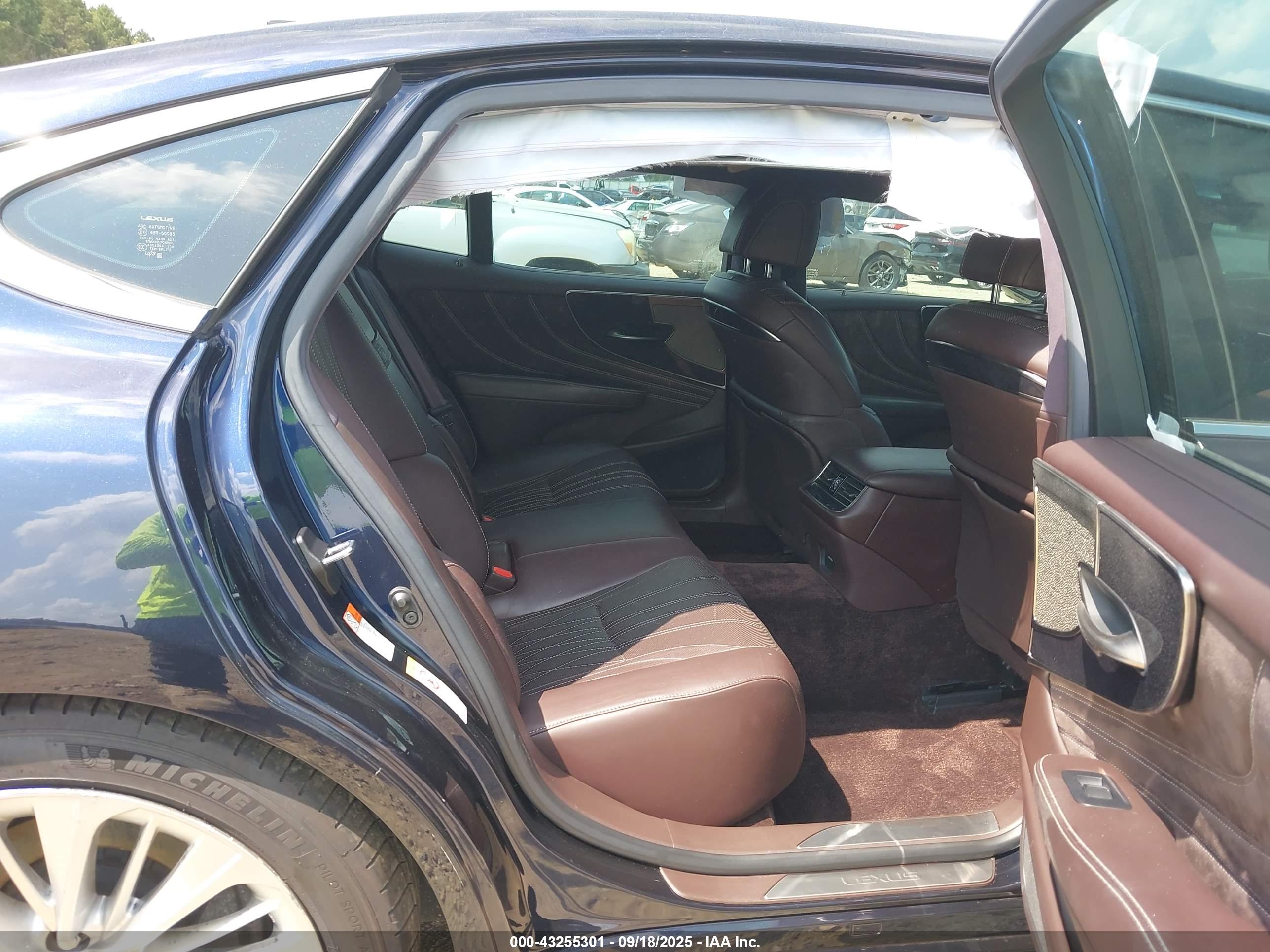 LEXUS LS image 8