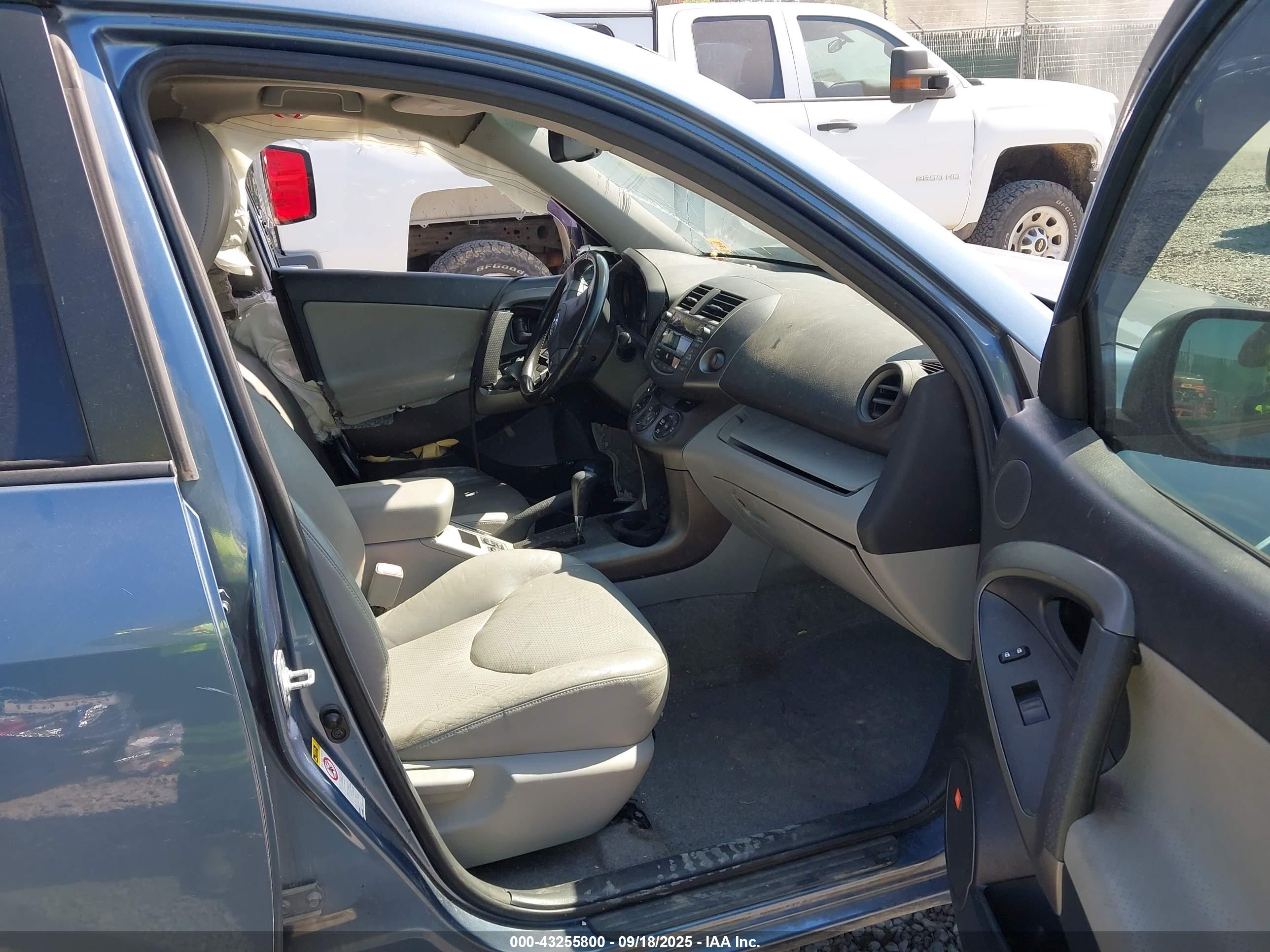 TOYOTA RAV4 image 5