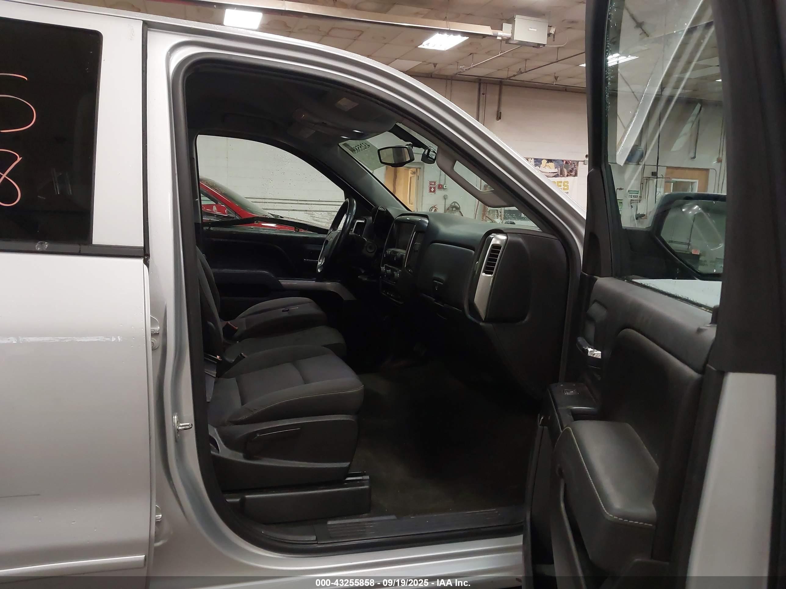 CHEVROLET SILVERADO image 5