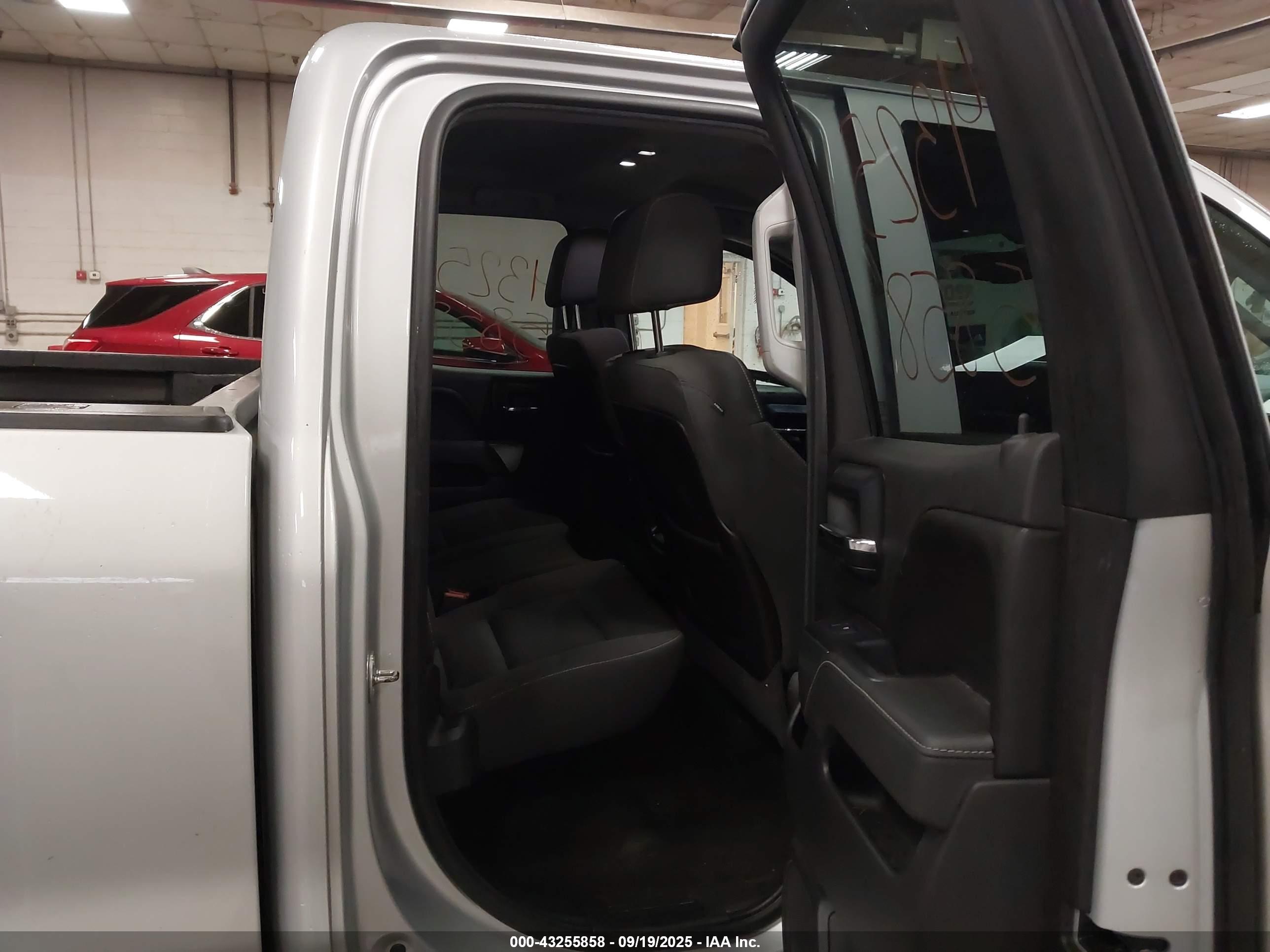 CHEVROLET SILVERADO image 8