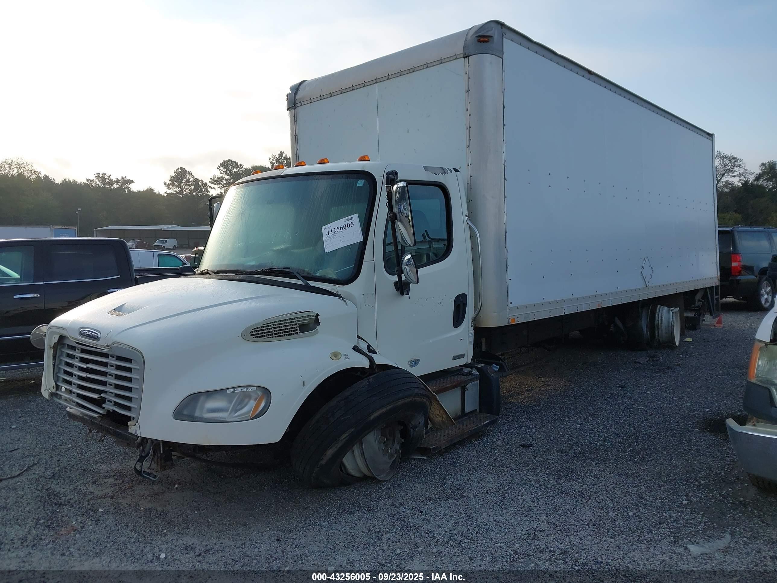 FREIGHTLINER M2 image 2