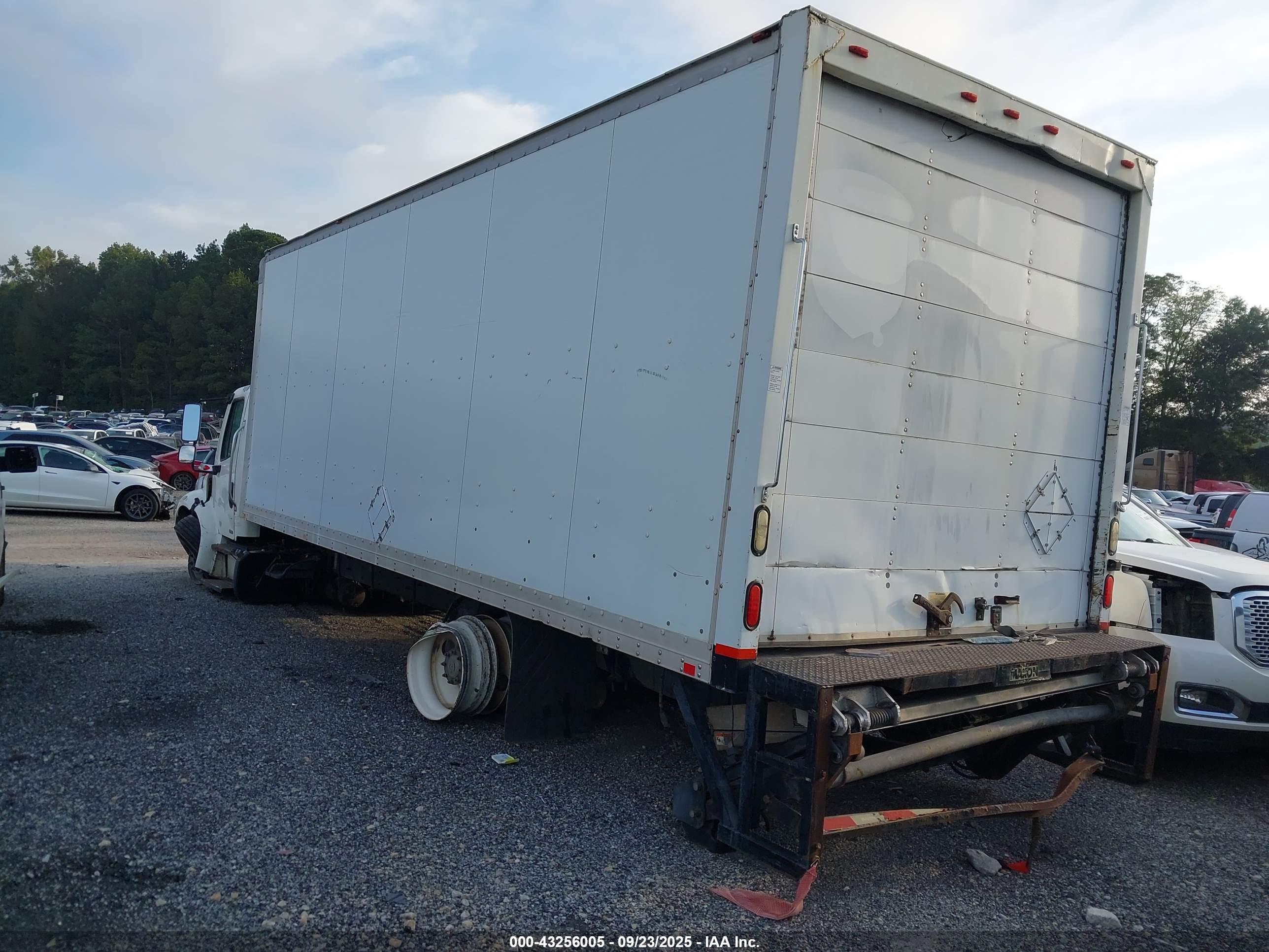FREIGHTLINER M2 image 3