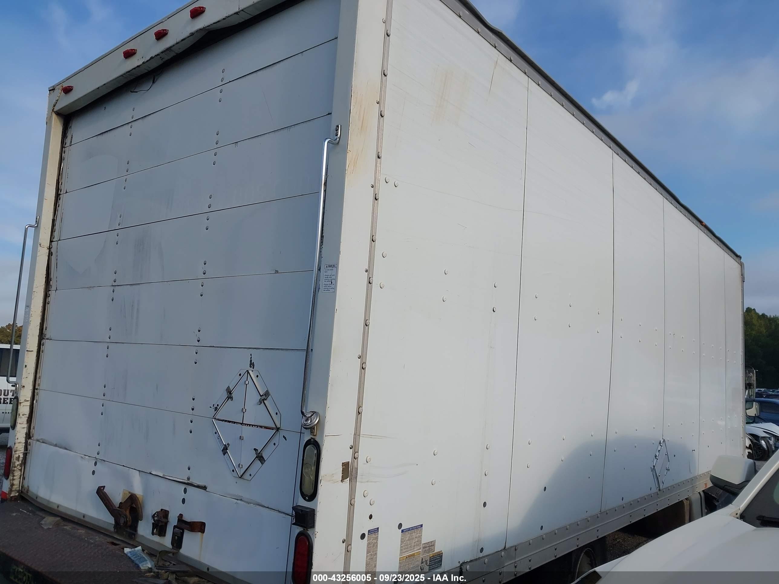FREIGHTLINER M2 image 4