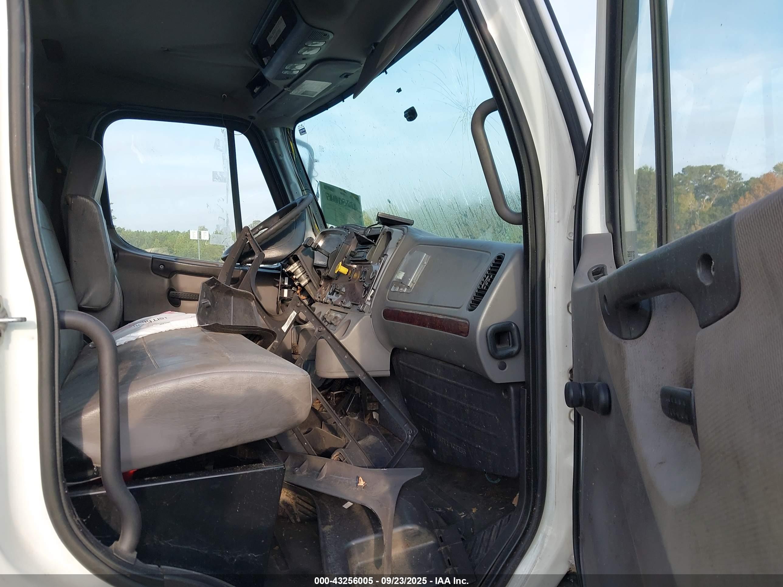 FREIGHTLINER M2 image 5