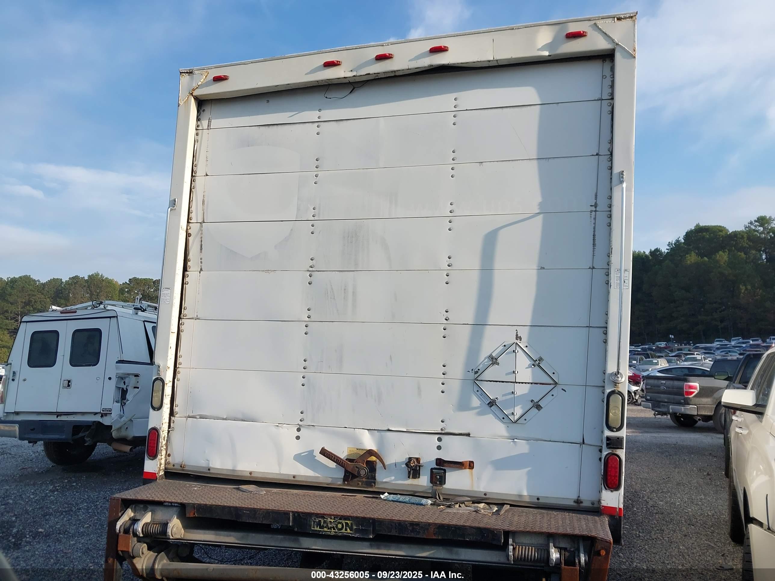 FREIGHTLINER M2 image 8