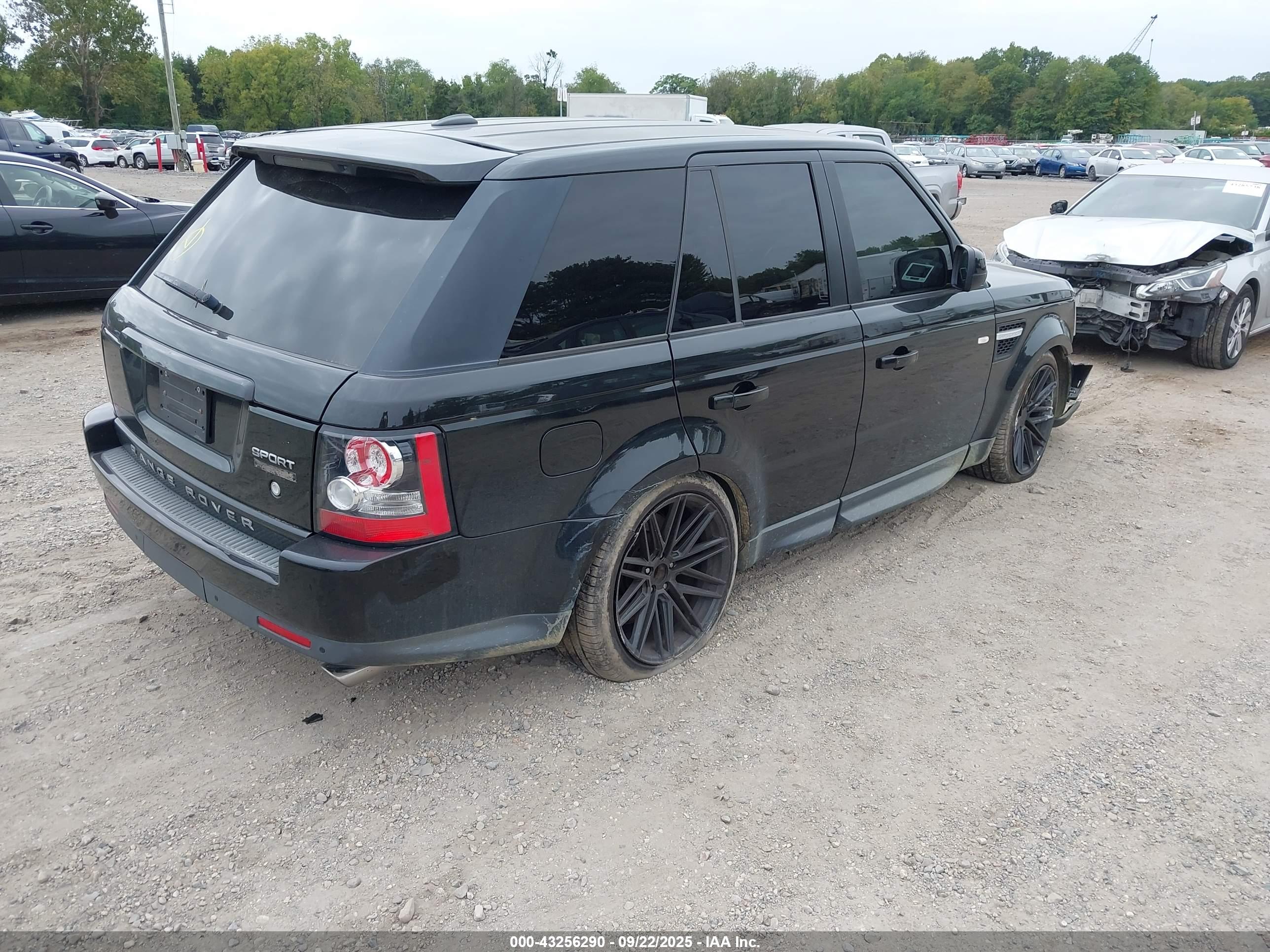 LAND ROVER image 4