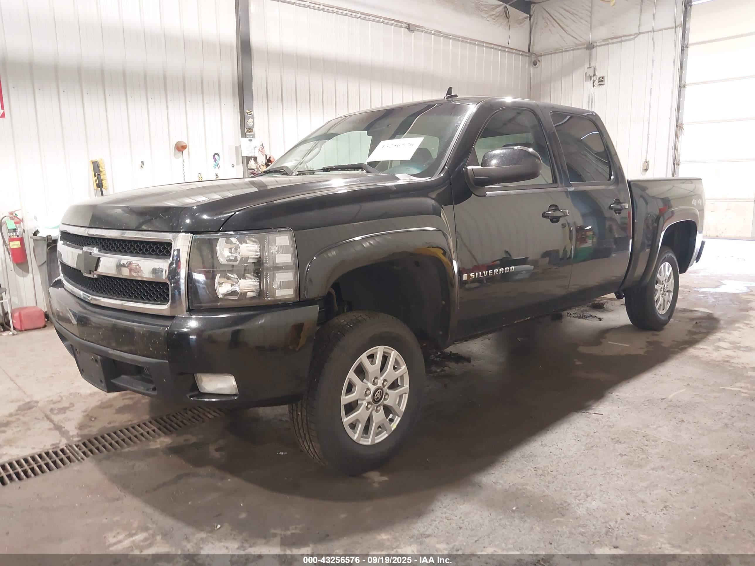 CHEVROLET SILVERADO image 2