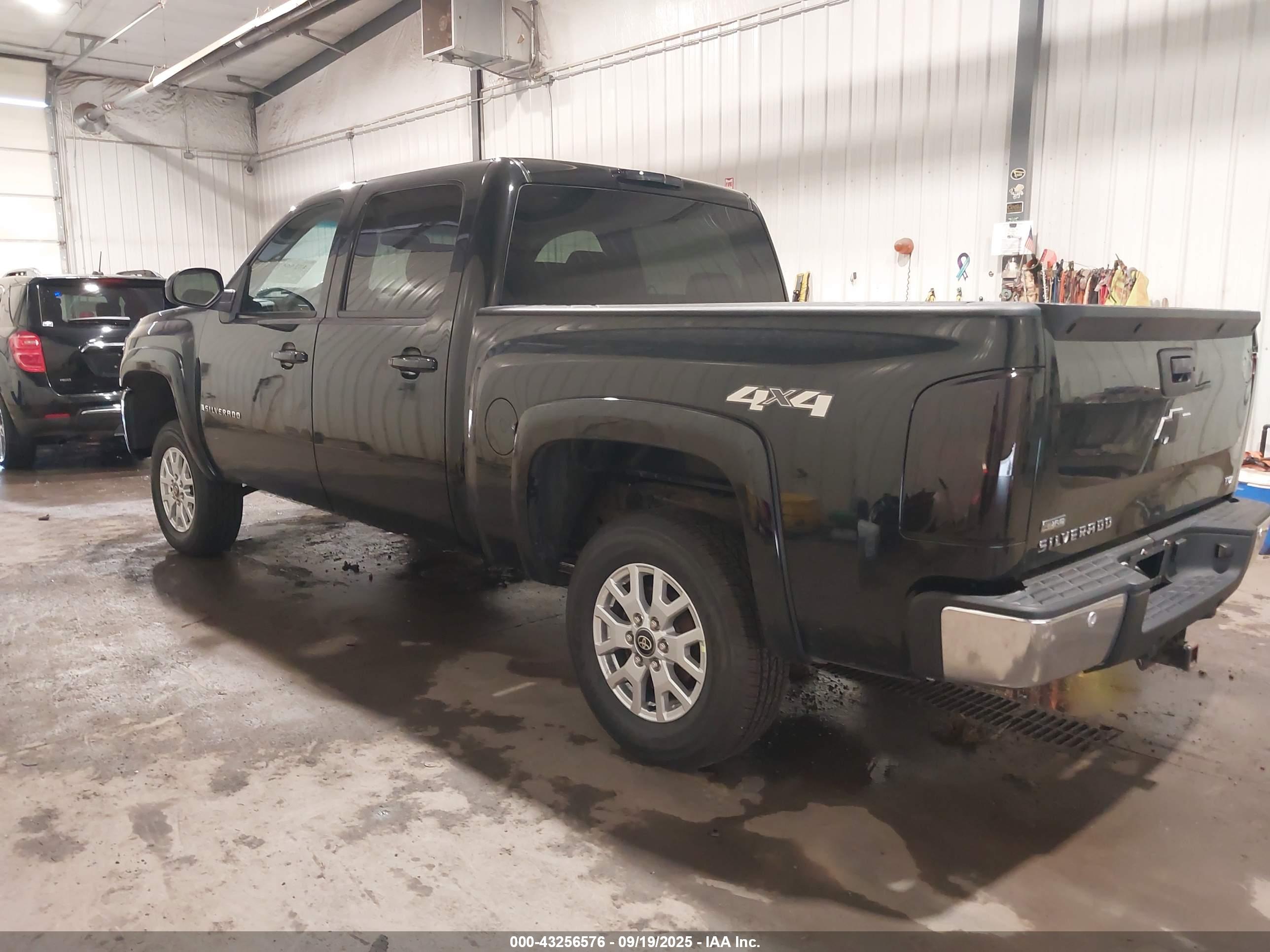 CHEVROLET SILVERADO image 3