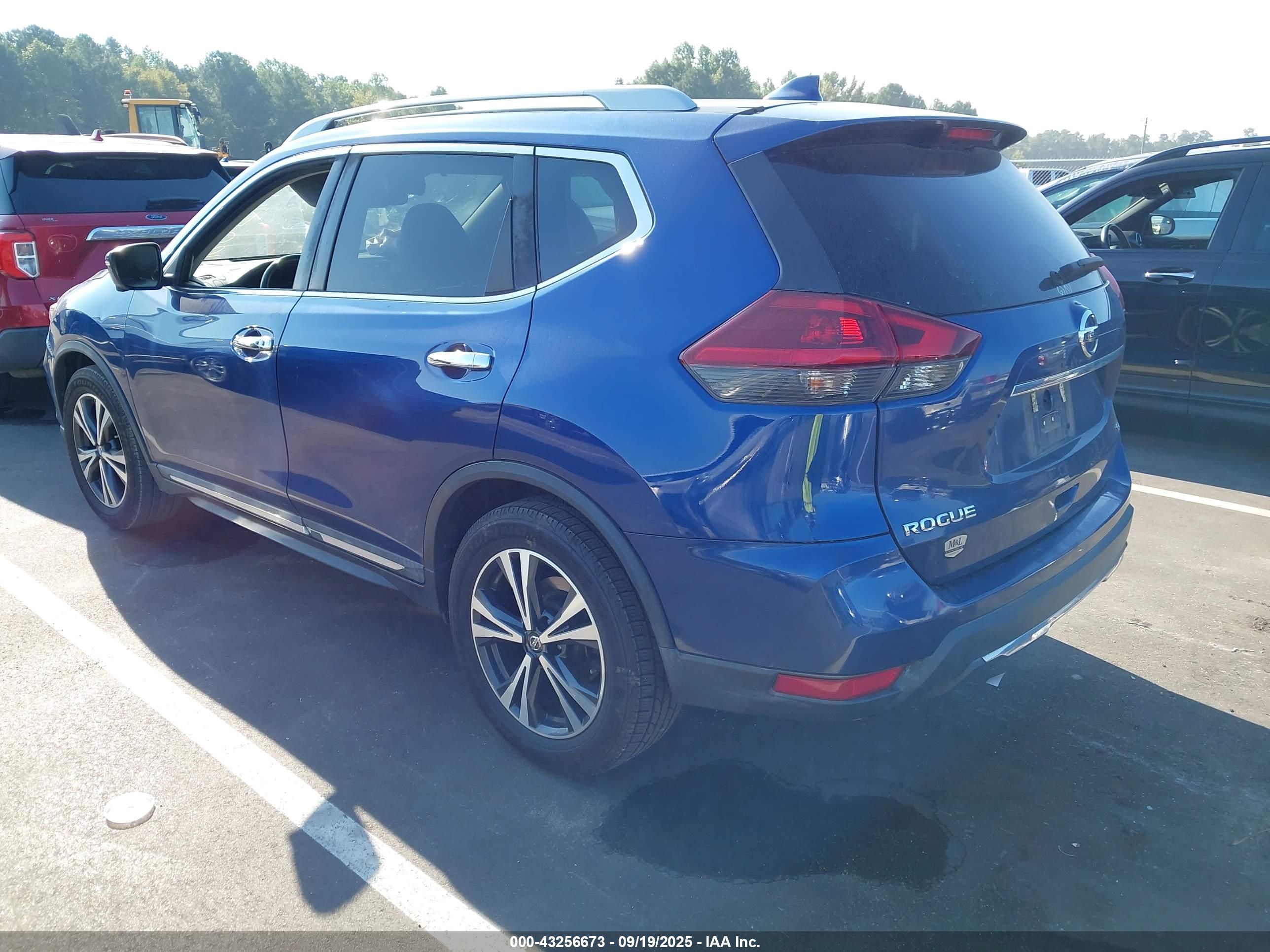 NISSAN ROGUE image 3