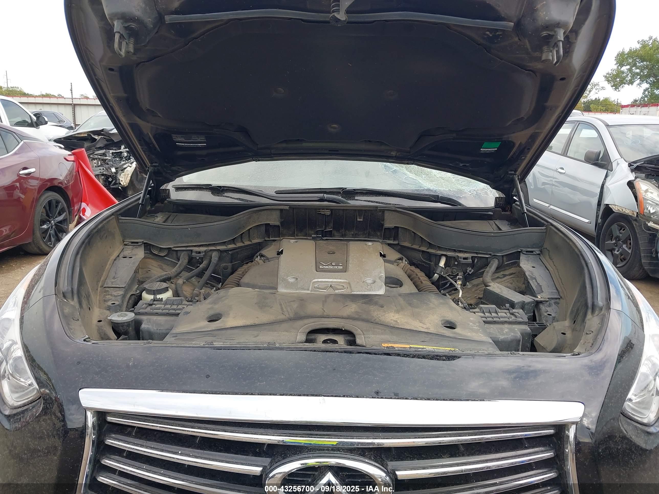 INFINITI QX70 image 10