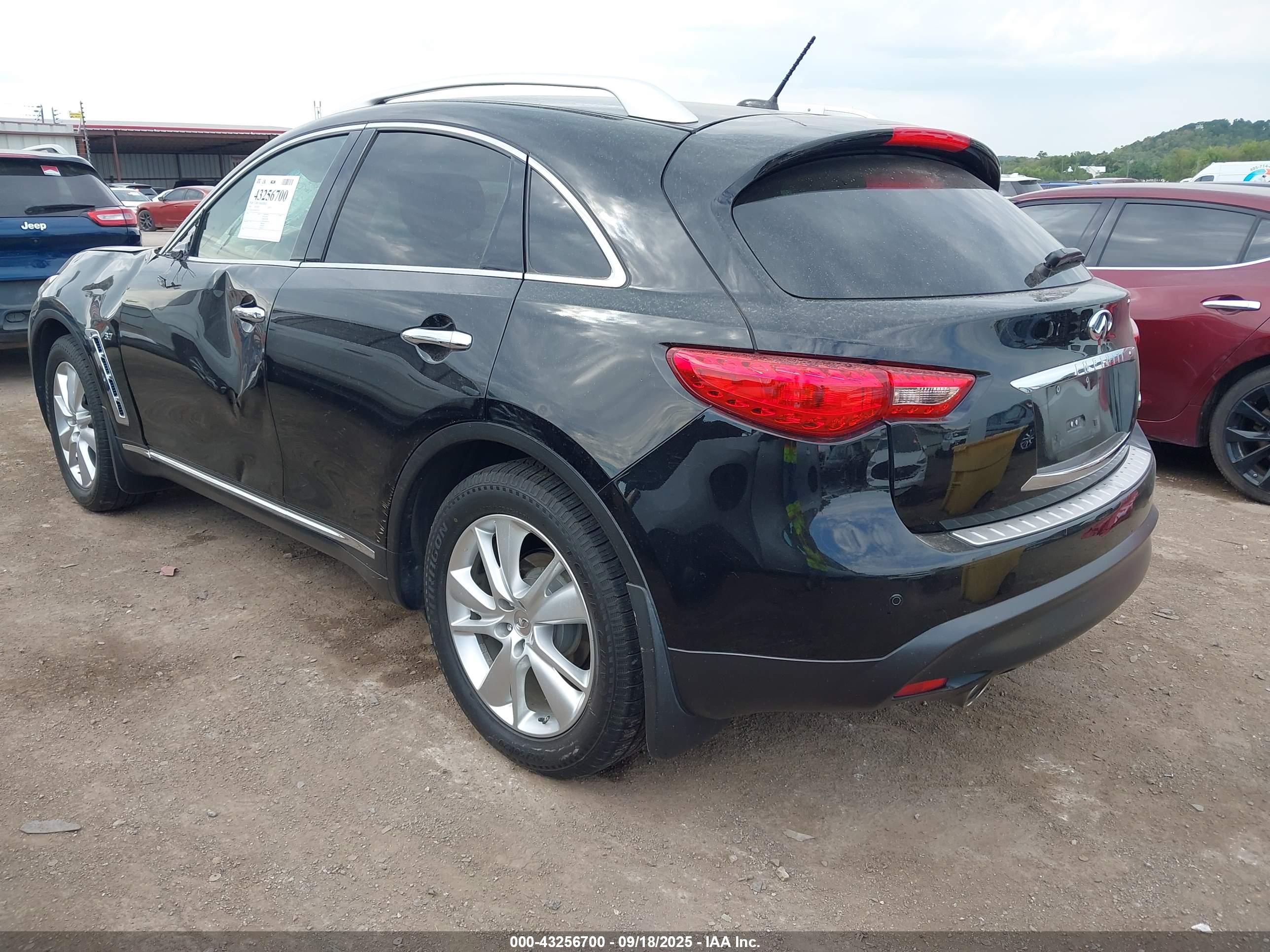 INFINITI QX70 image 3