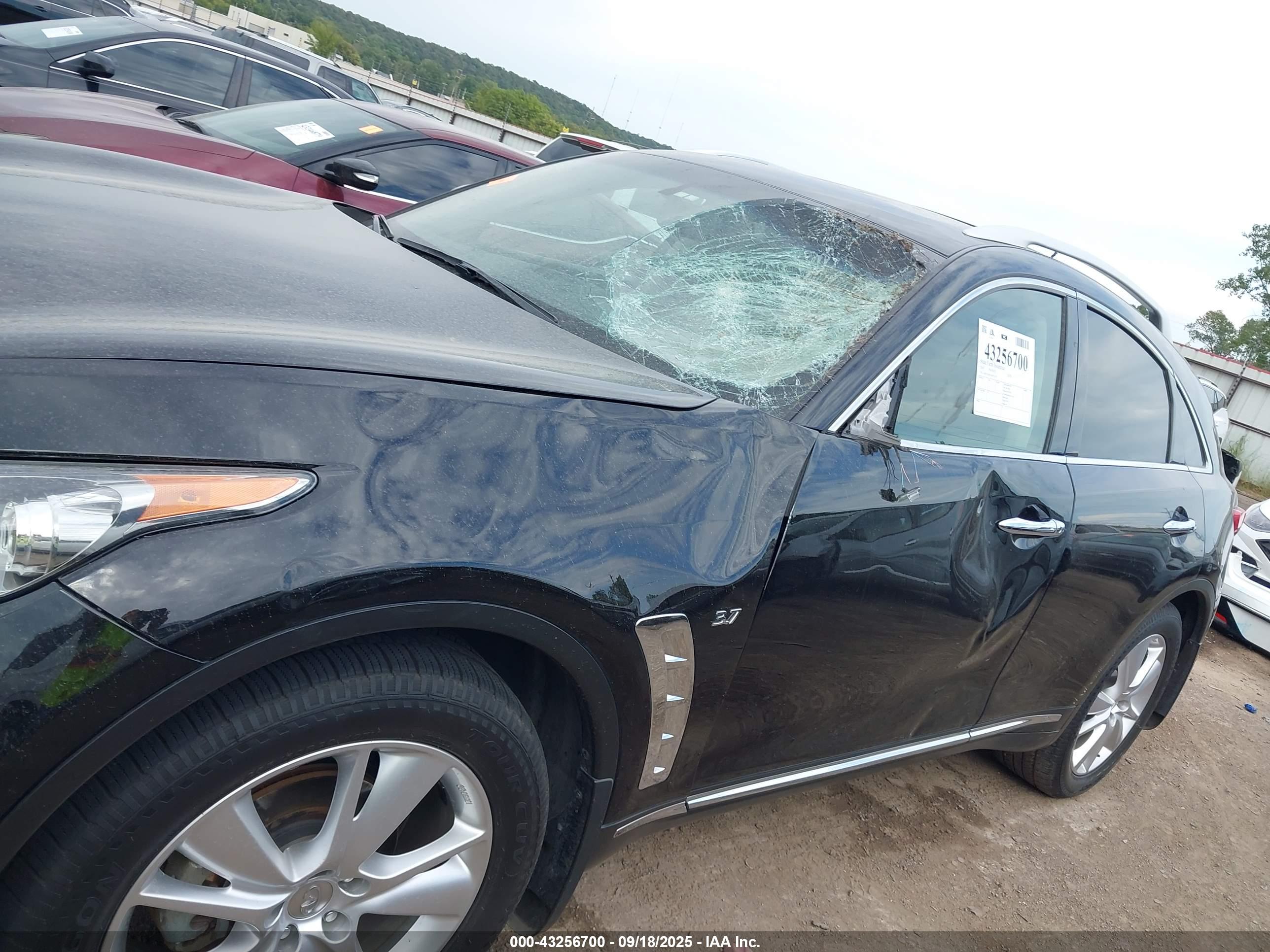 INFINITI QX70 image 6