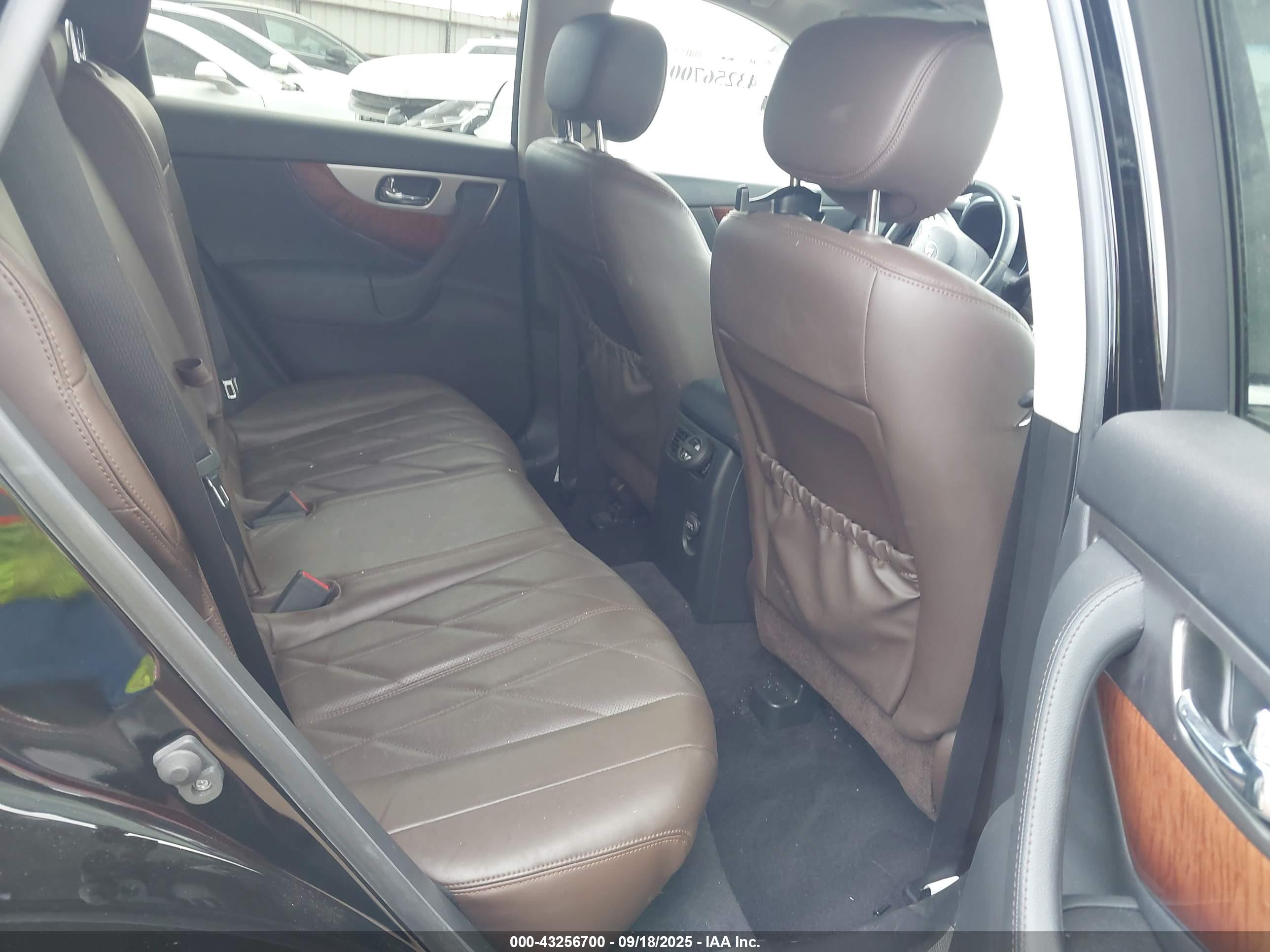 INFINITI QX70 image 8