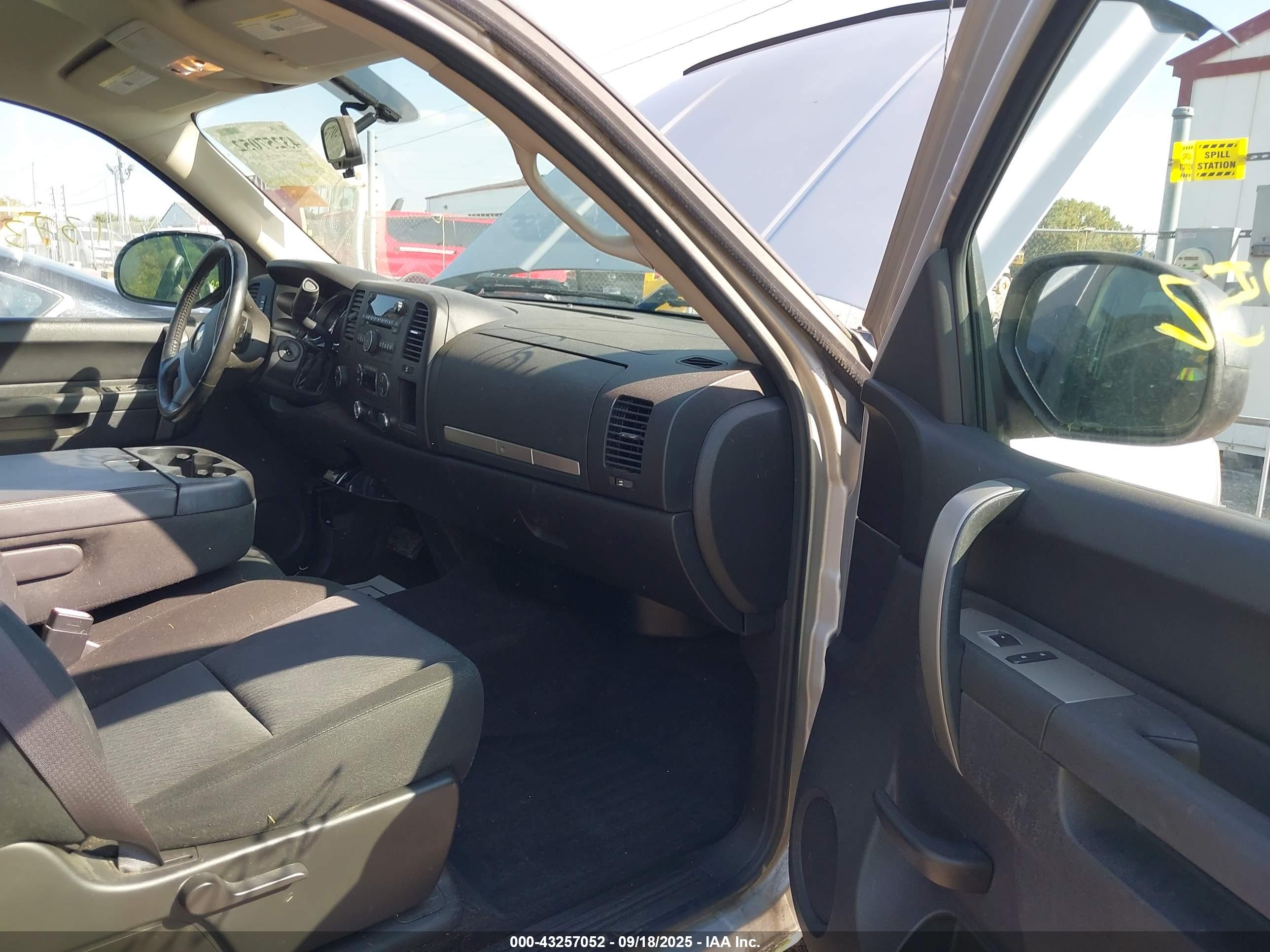 CHEVROLET SILVERADO image 5