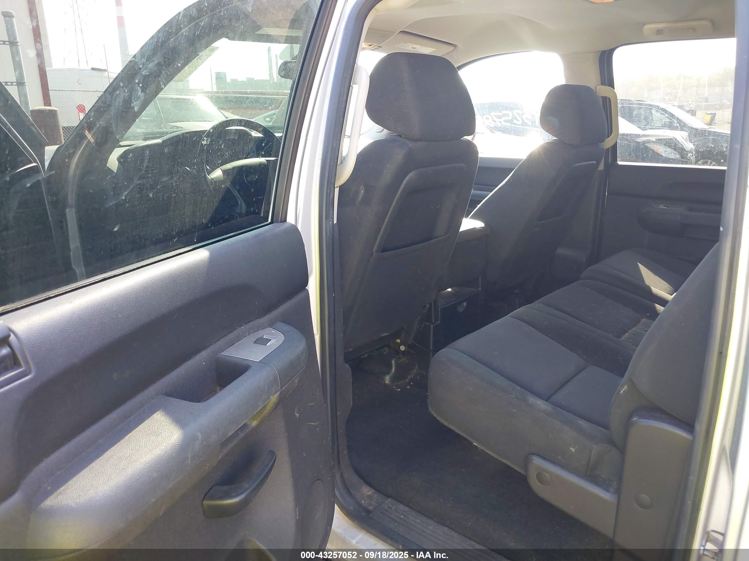 CHEVROLET SILVERADO image 8