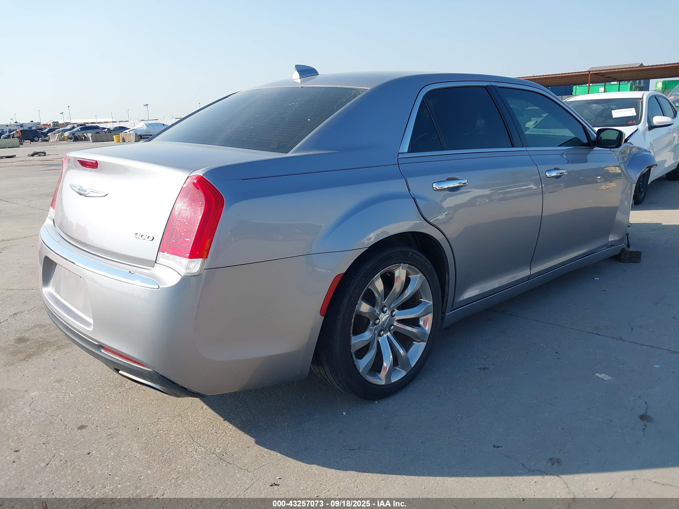 CHRYSLER 300 image 4