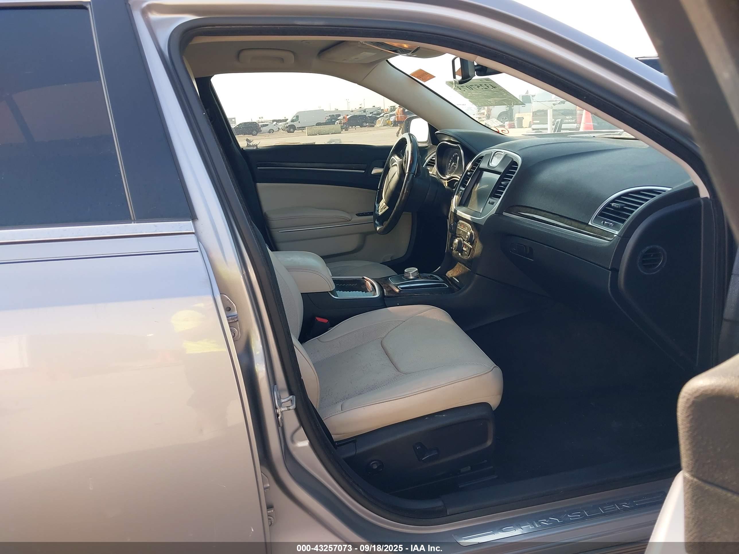 CHRYSLER 300 image 5