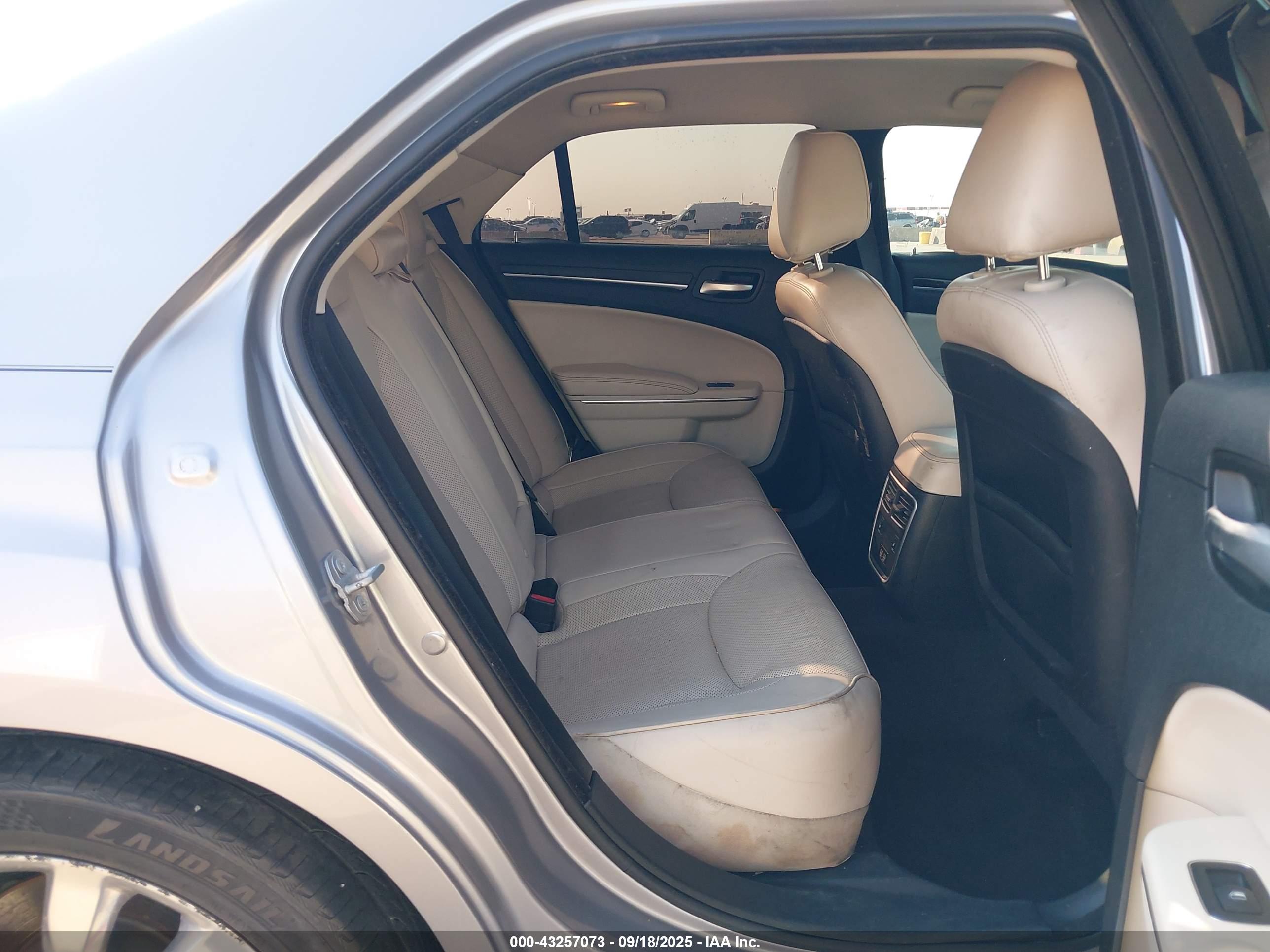 CHRYSLER 300 image 8