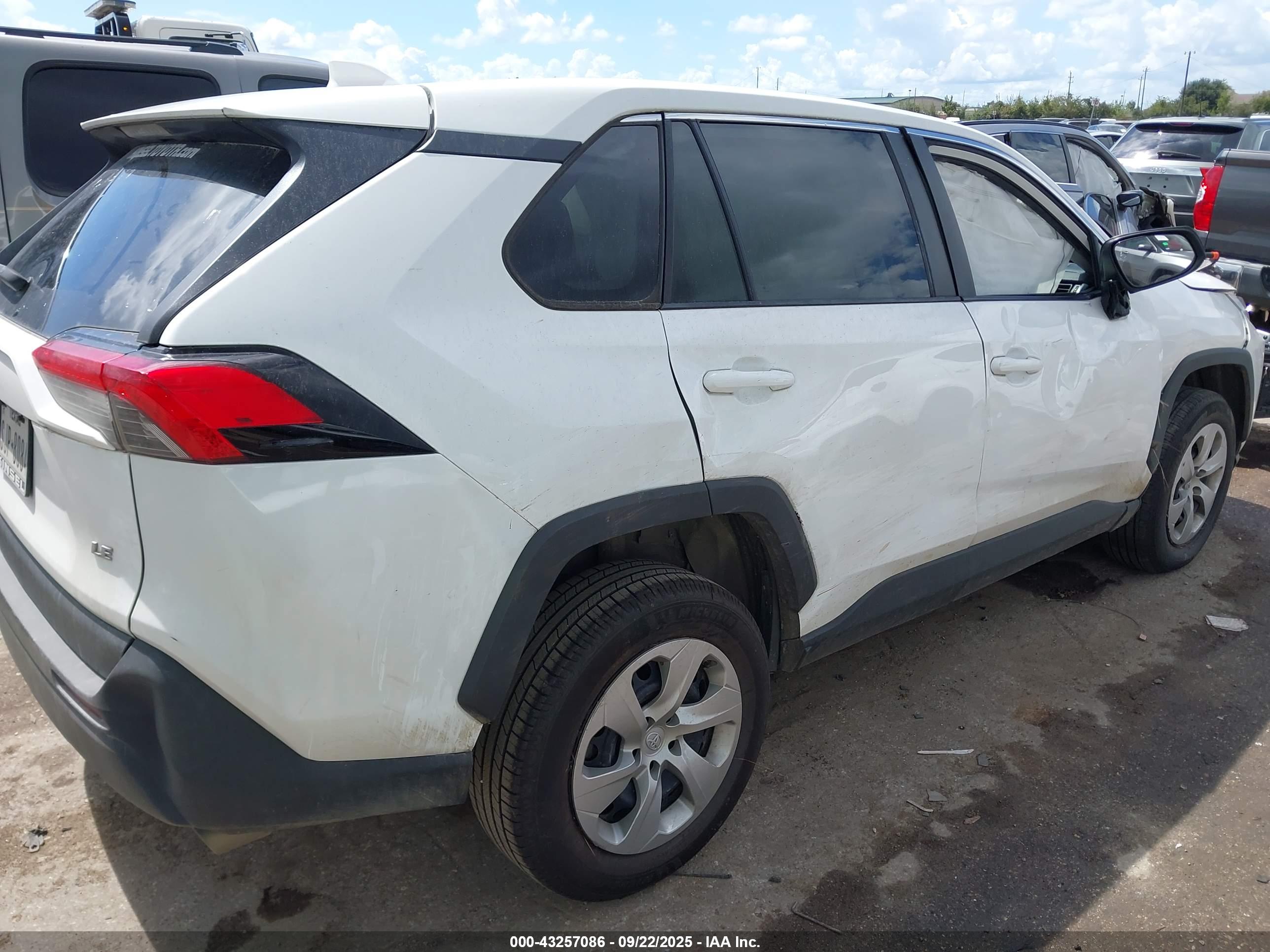 TOYOTA RAV4 image 4