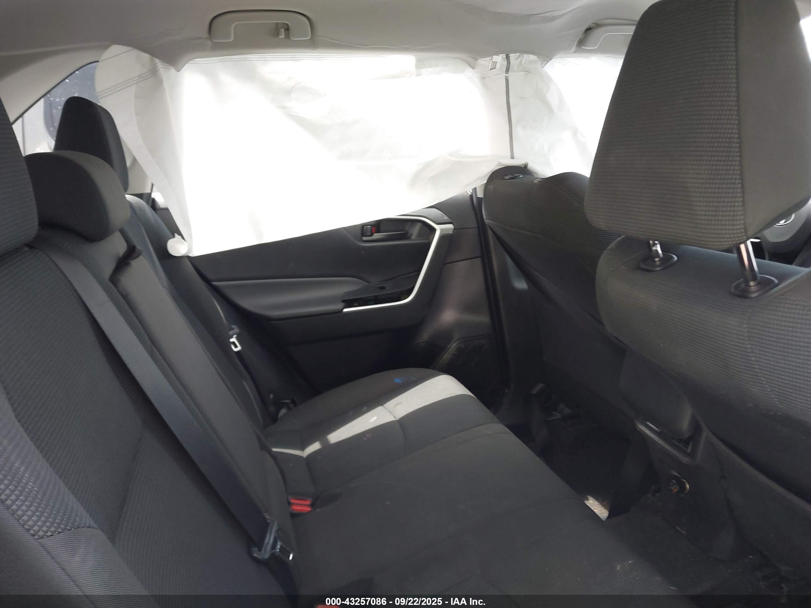 TOYOTA RAV4 image 8