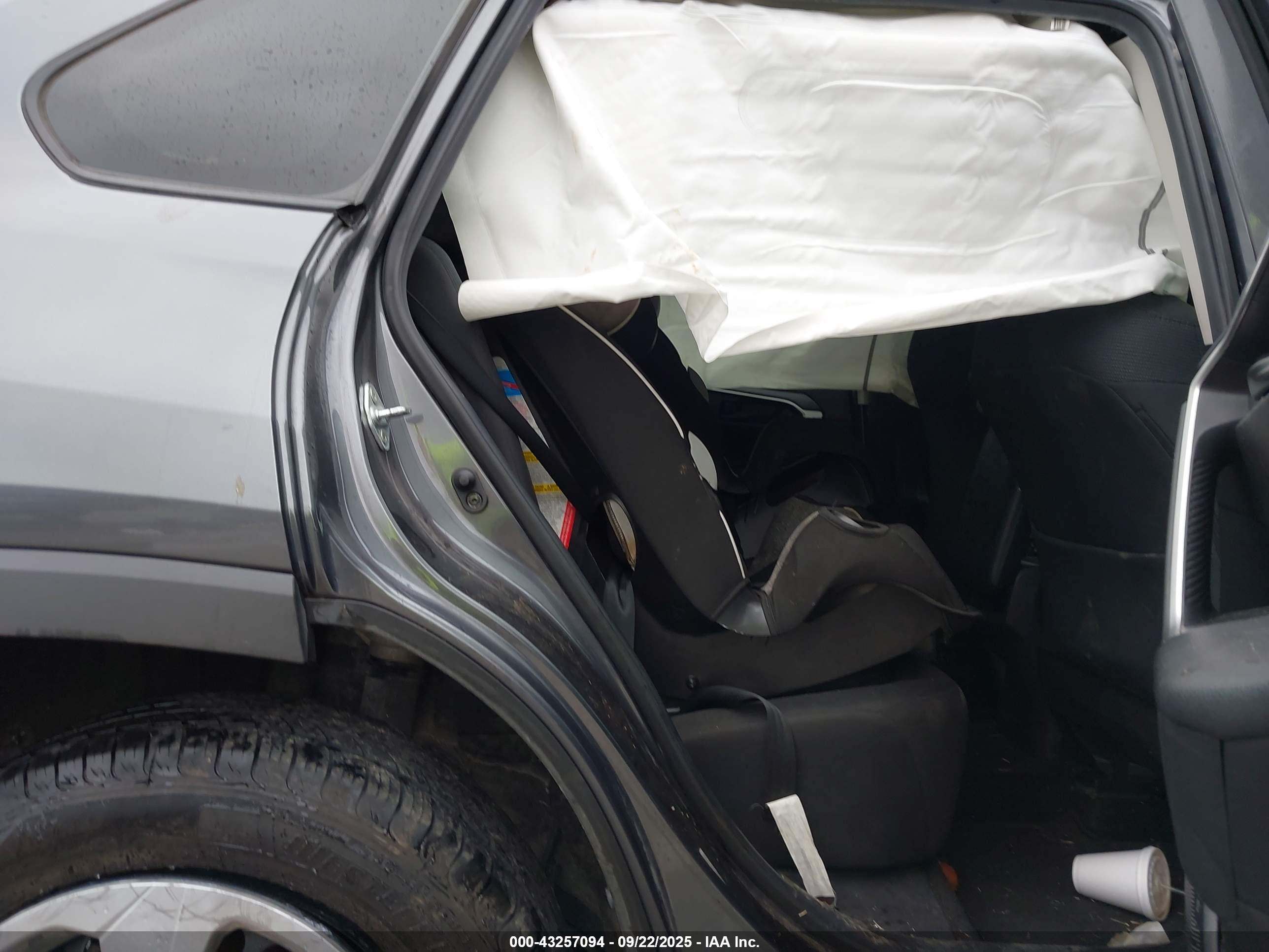 TOYOTA RAV4 image 8