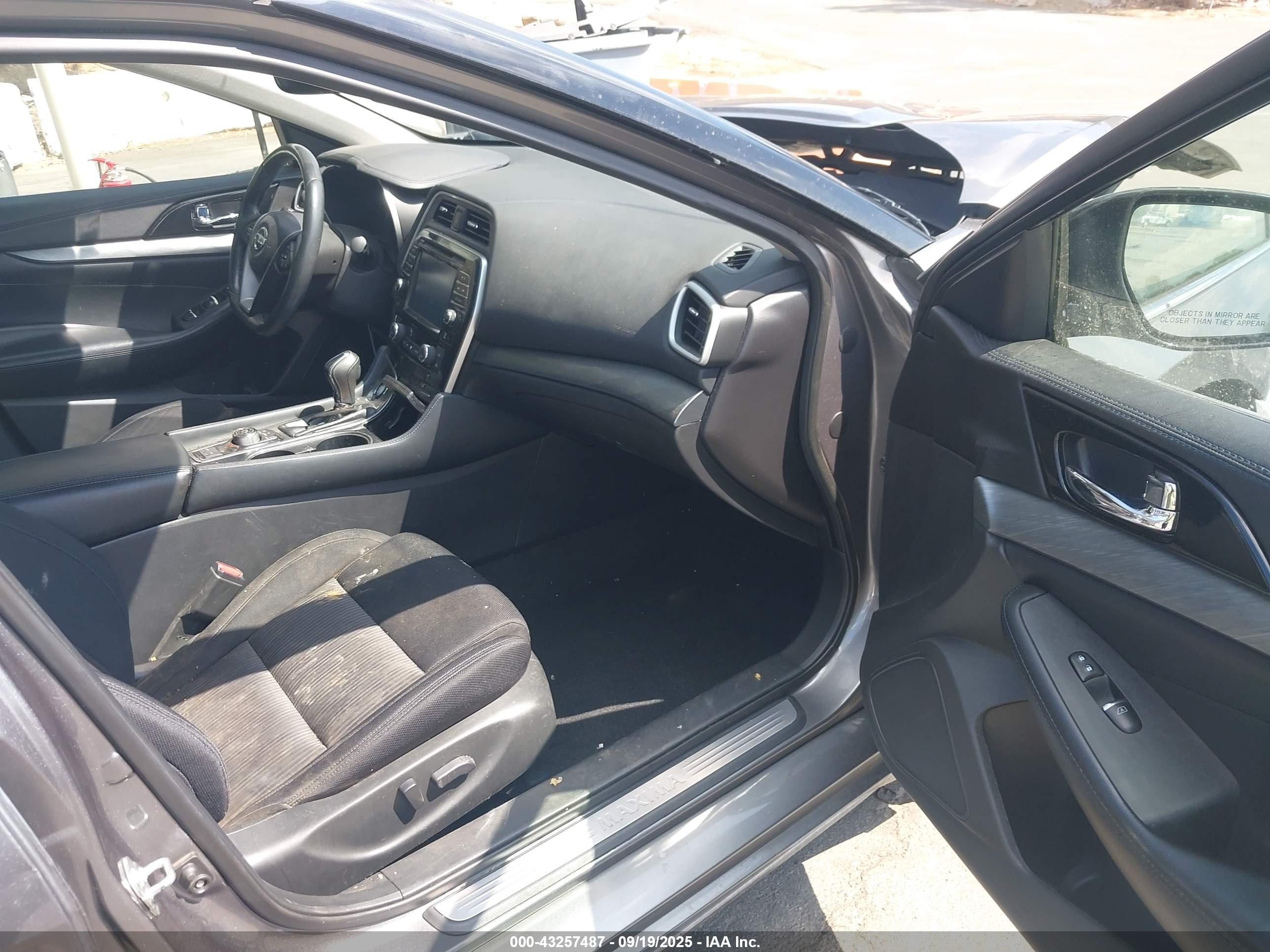 NISSAN MAXIMA image 5