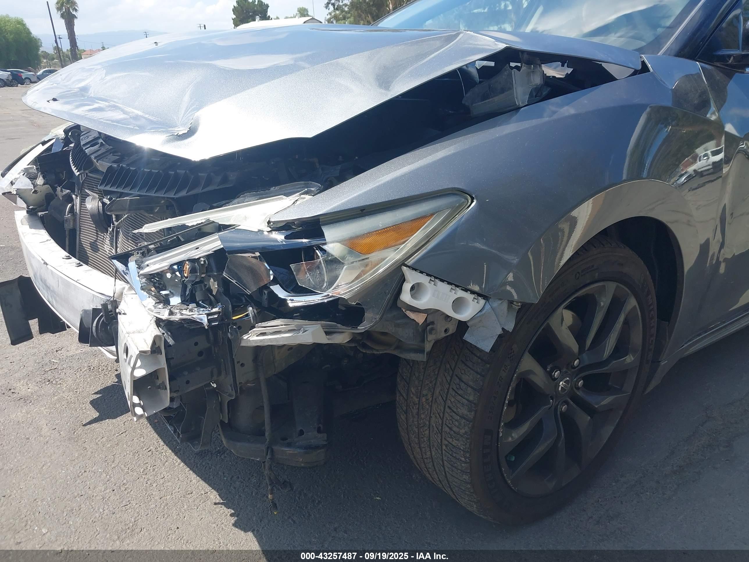 NISSAN MAXIMA image 6