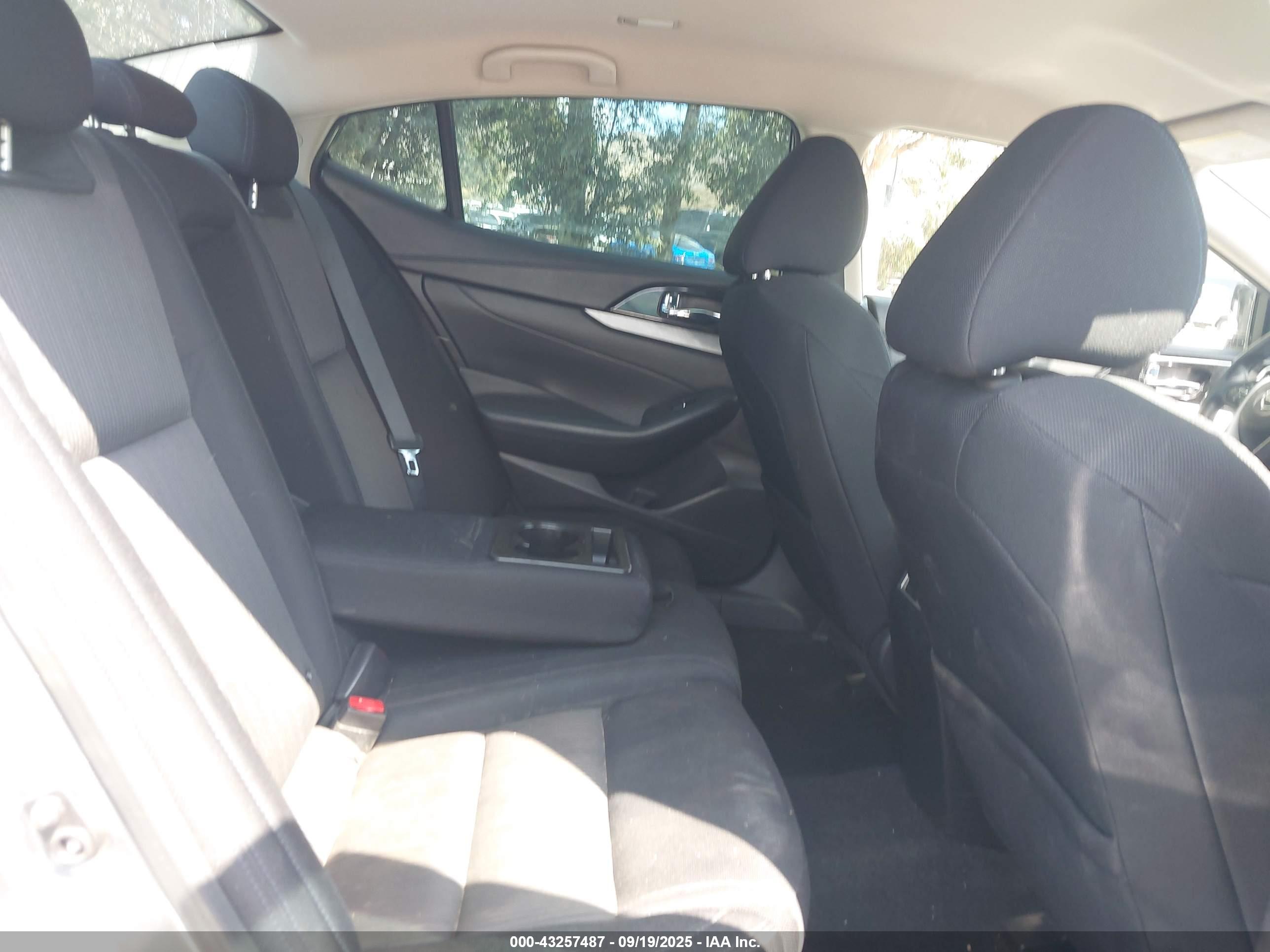 NISSAN MAXIMA image 8