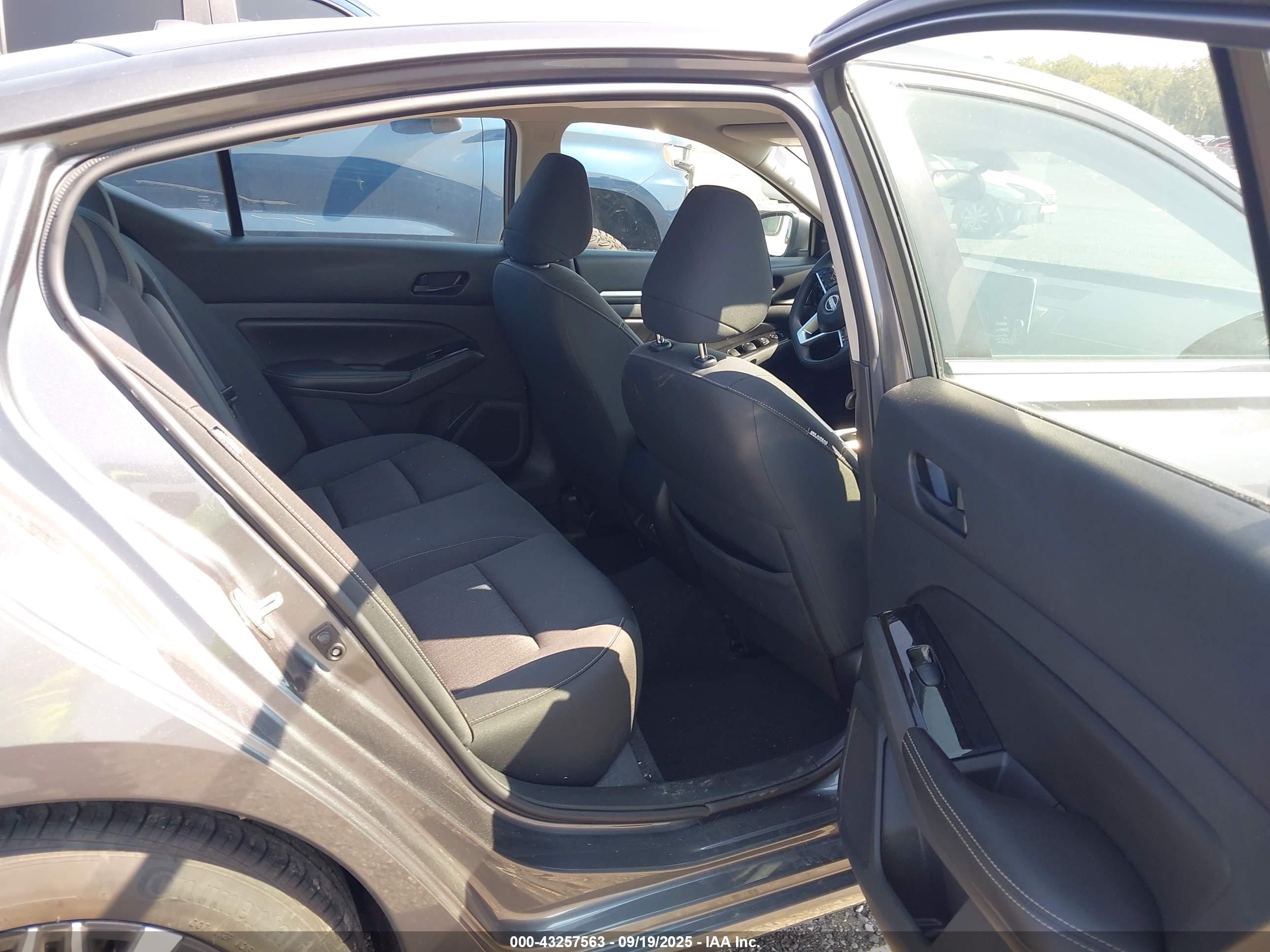 NISSAN ALTIMA image 8