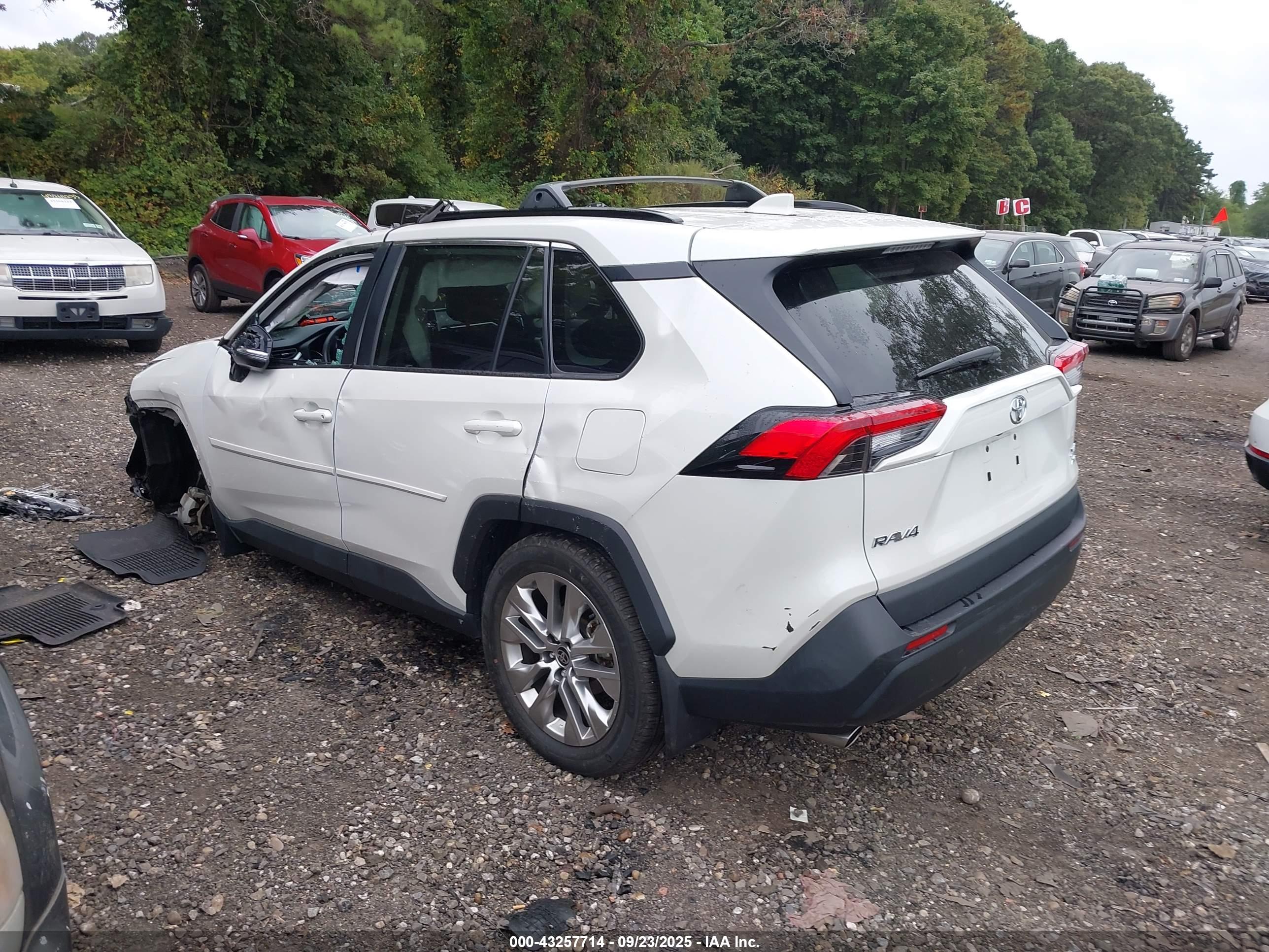 TOYOTA RAV4 image 3