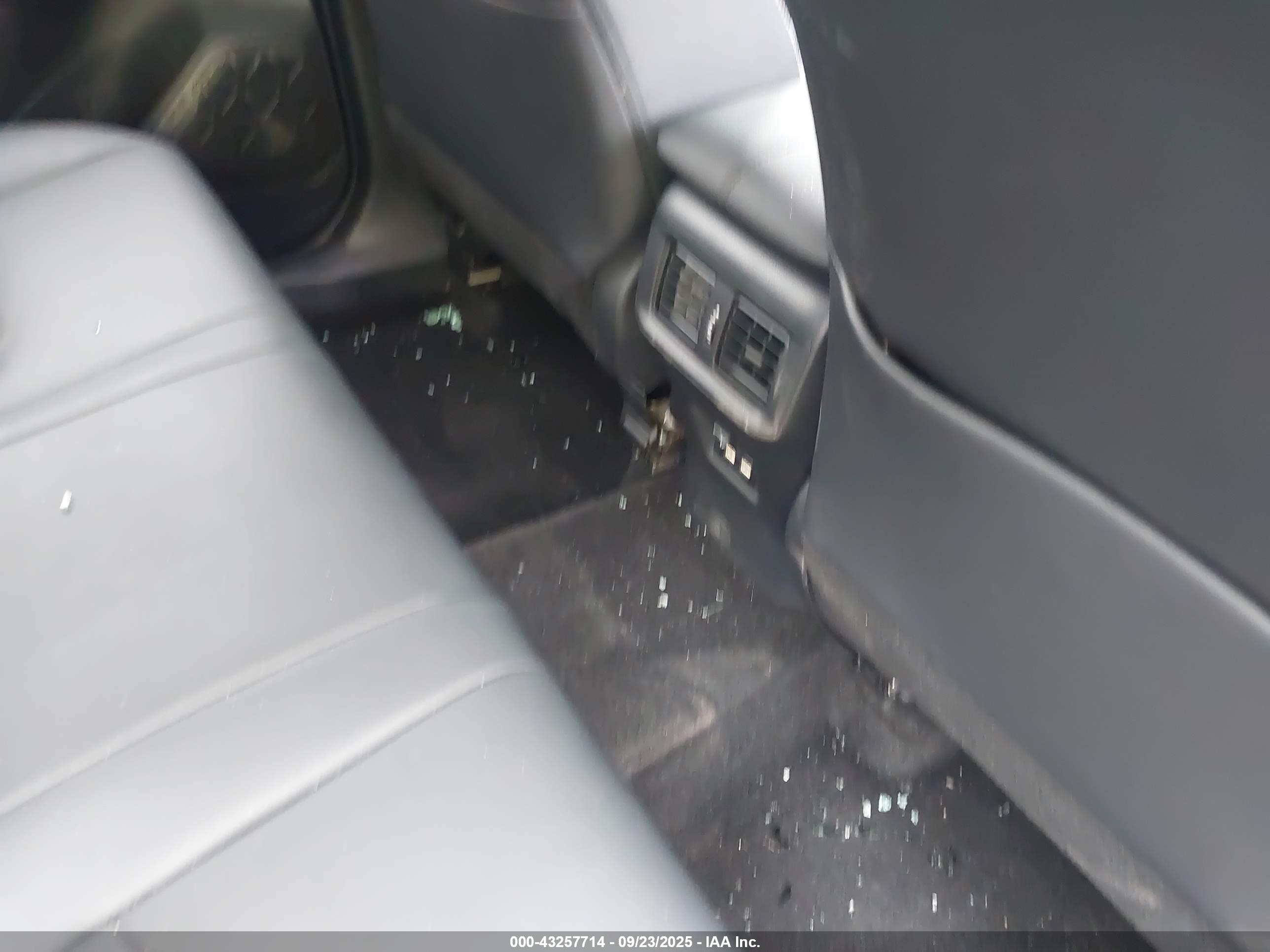 TOYOTA RAV4 image 8