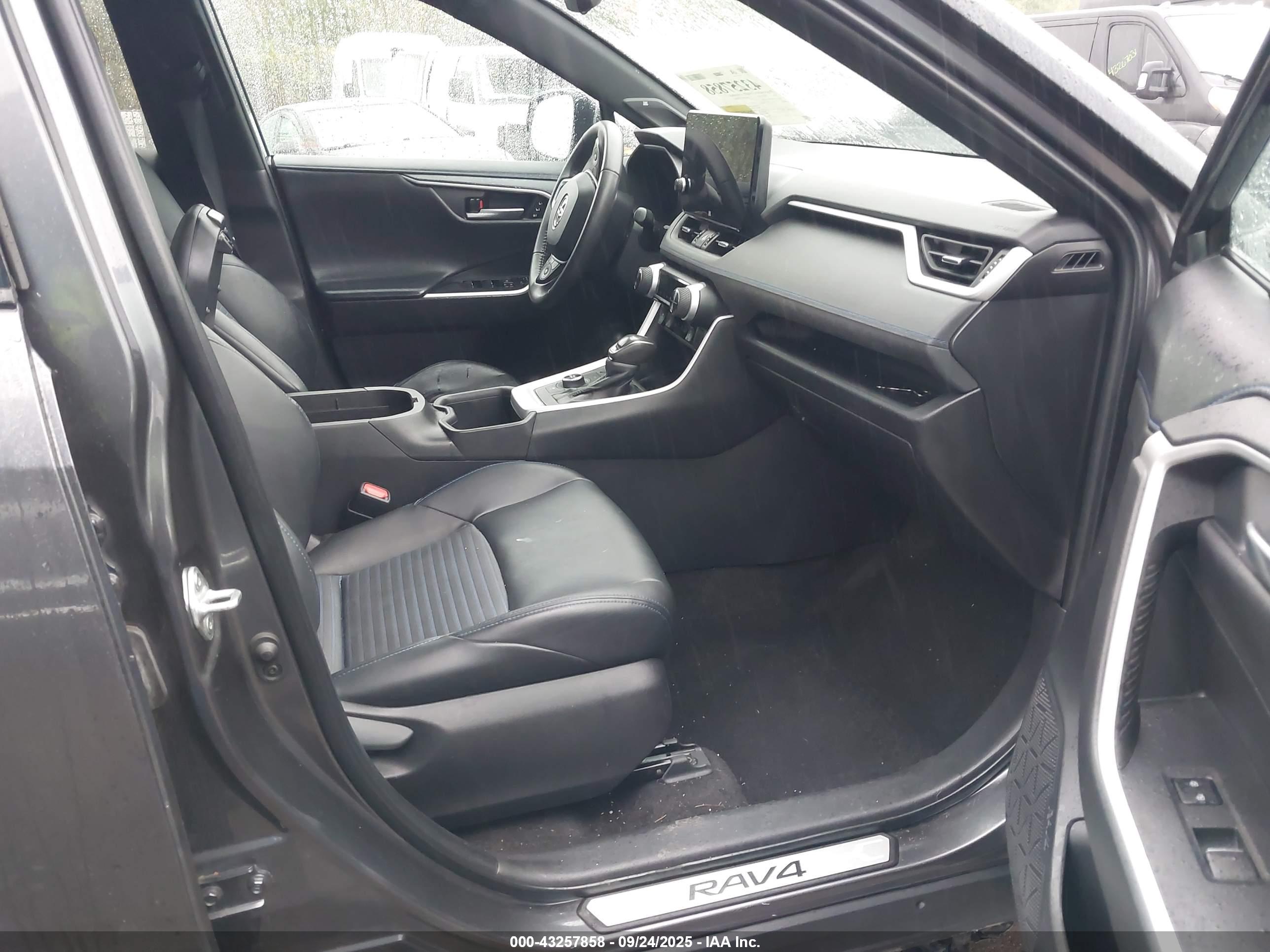 TOYOTA RAV4 image 5