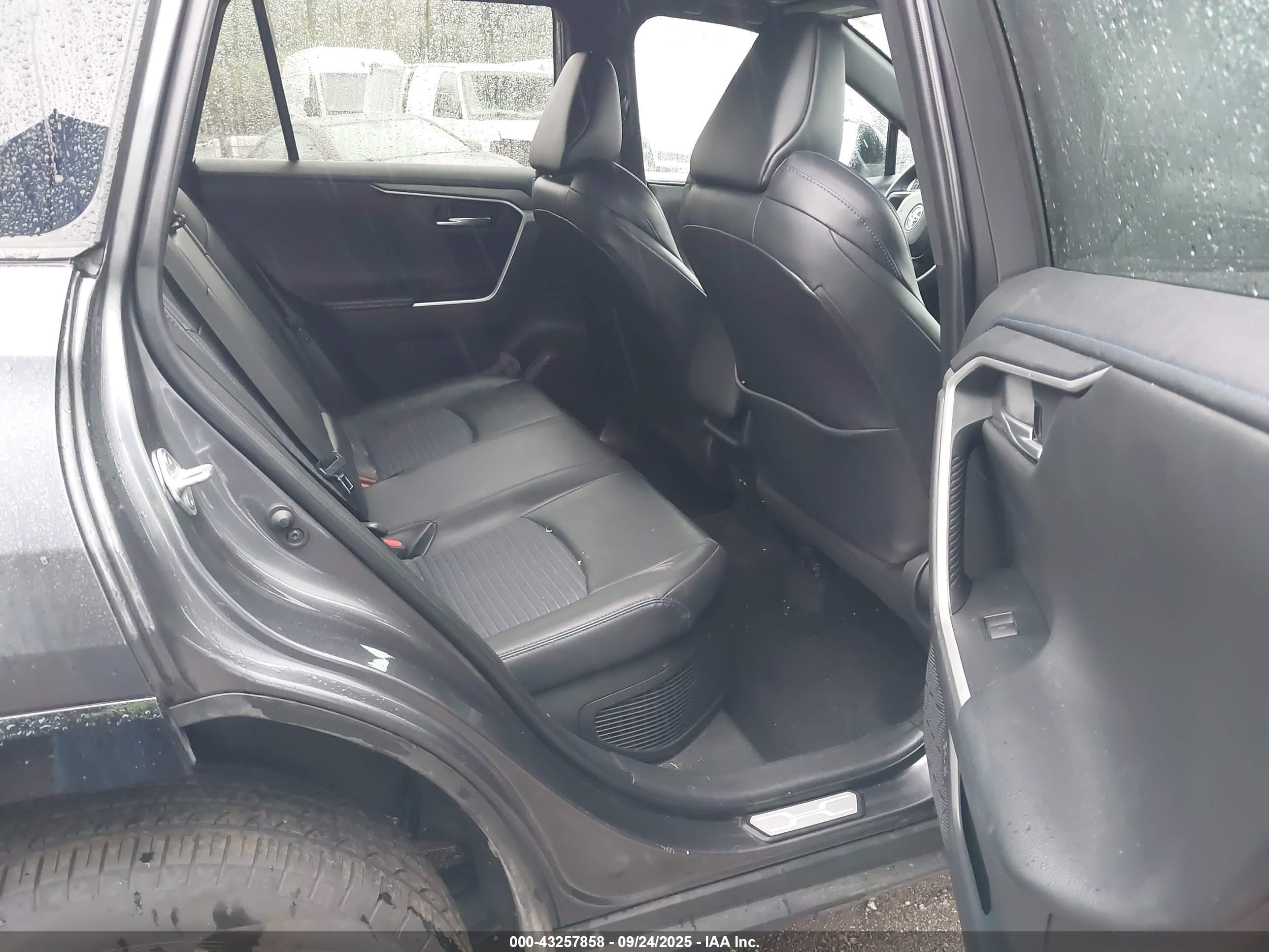 TOYOTA RAV4 image 8