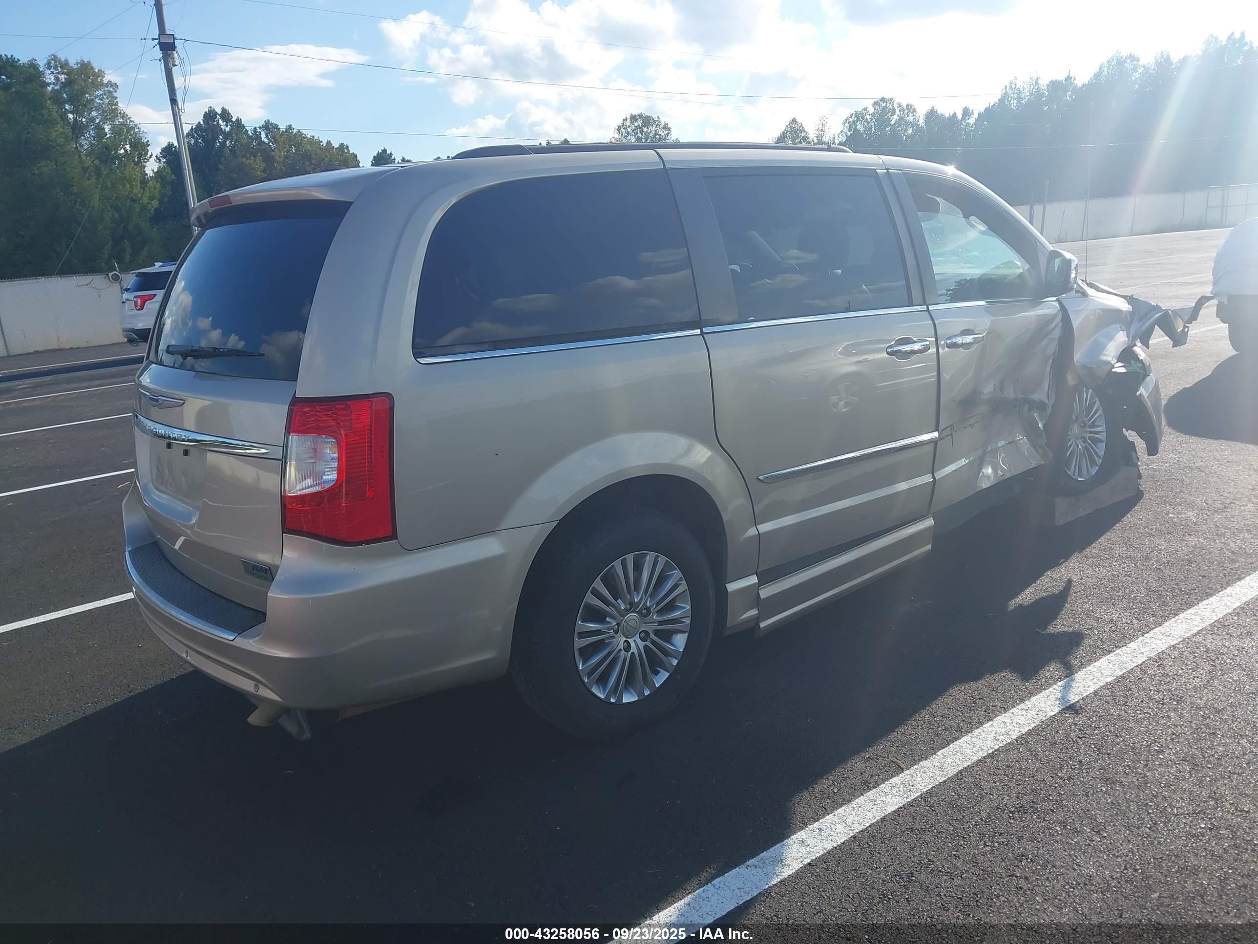 CHRYSLER TOWN image 4