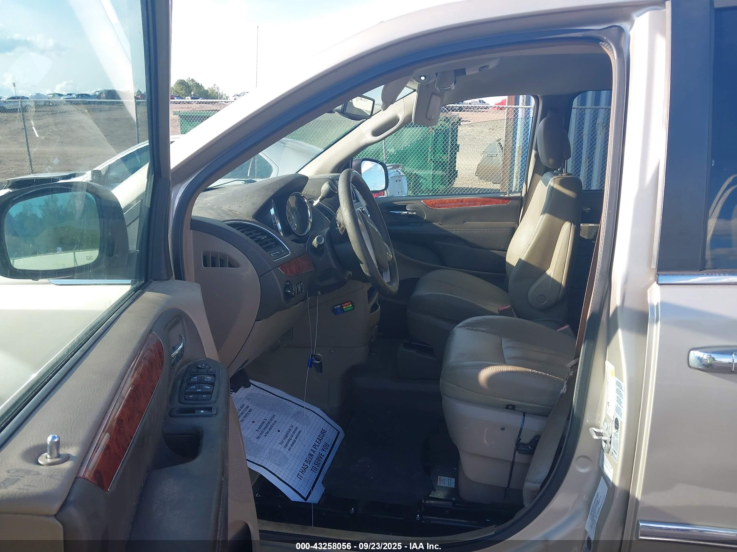 CHRYSLER TOWN image 5